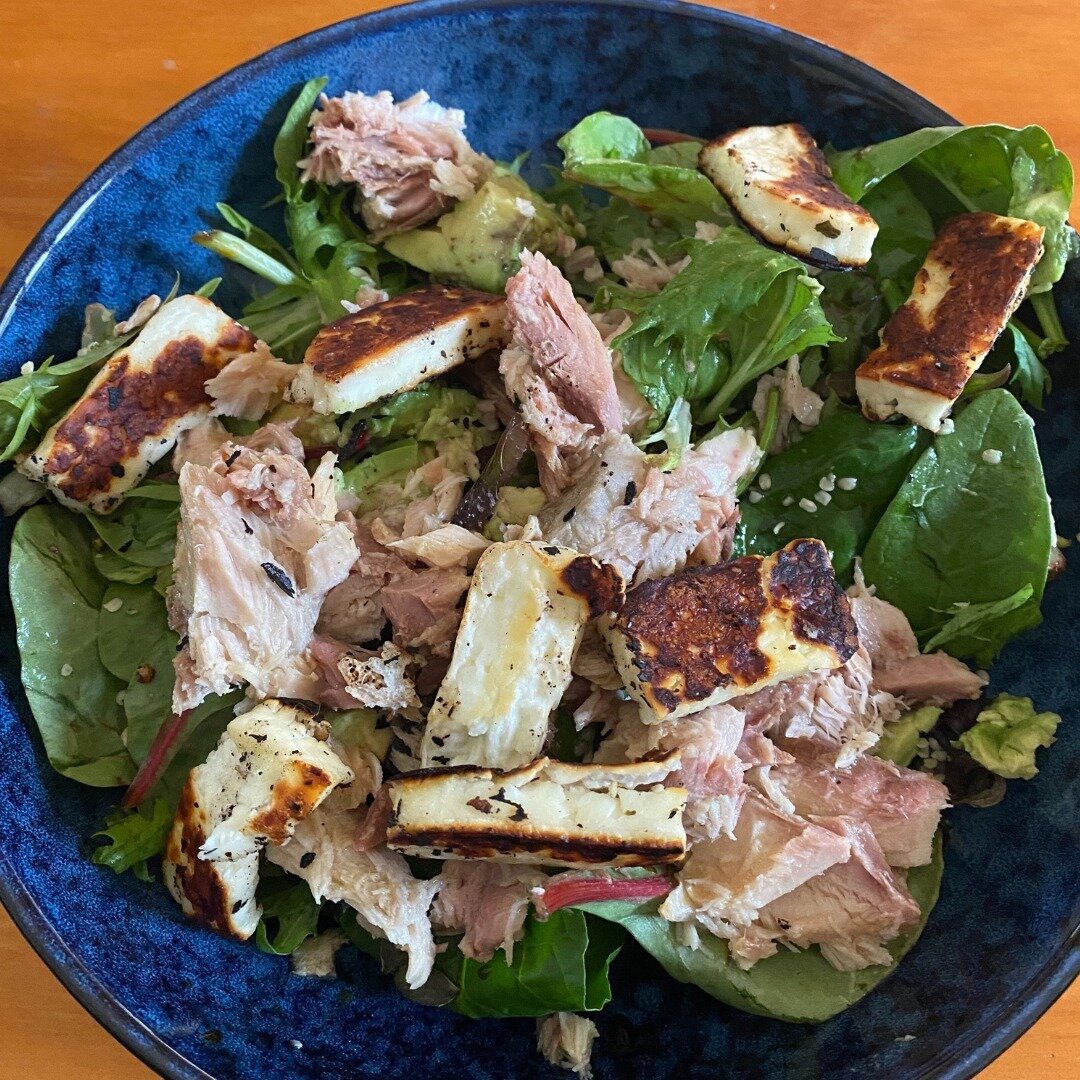 Eating healthy doesn't have to be difficult or time consuming!

I threw this lunch together in just a couple of minutes and it was delicious and satisfying. 

*  a couple of handful of mixed salad leaves
* tablespoon of pepitas
* tablespoon of sunflo