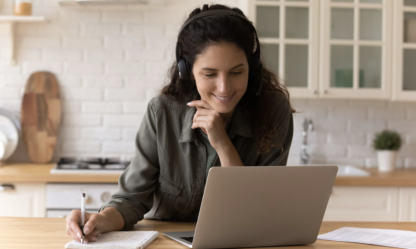 Woman looking at group support experiences hosted by Danielle Black Coaching on her computer
