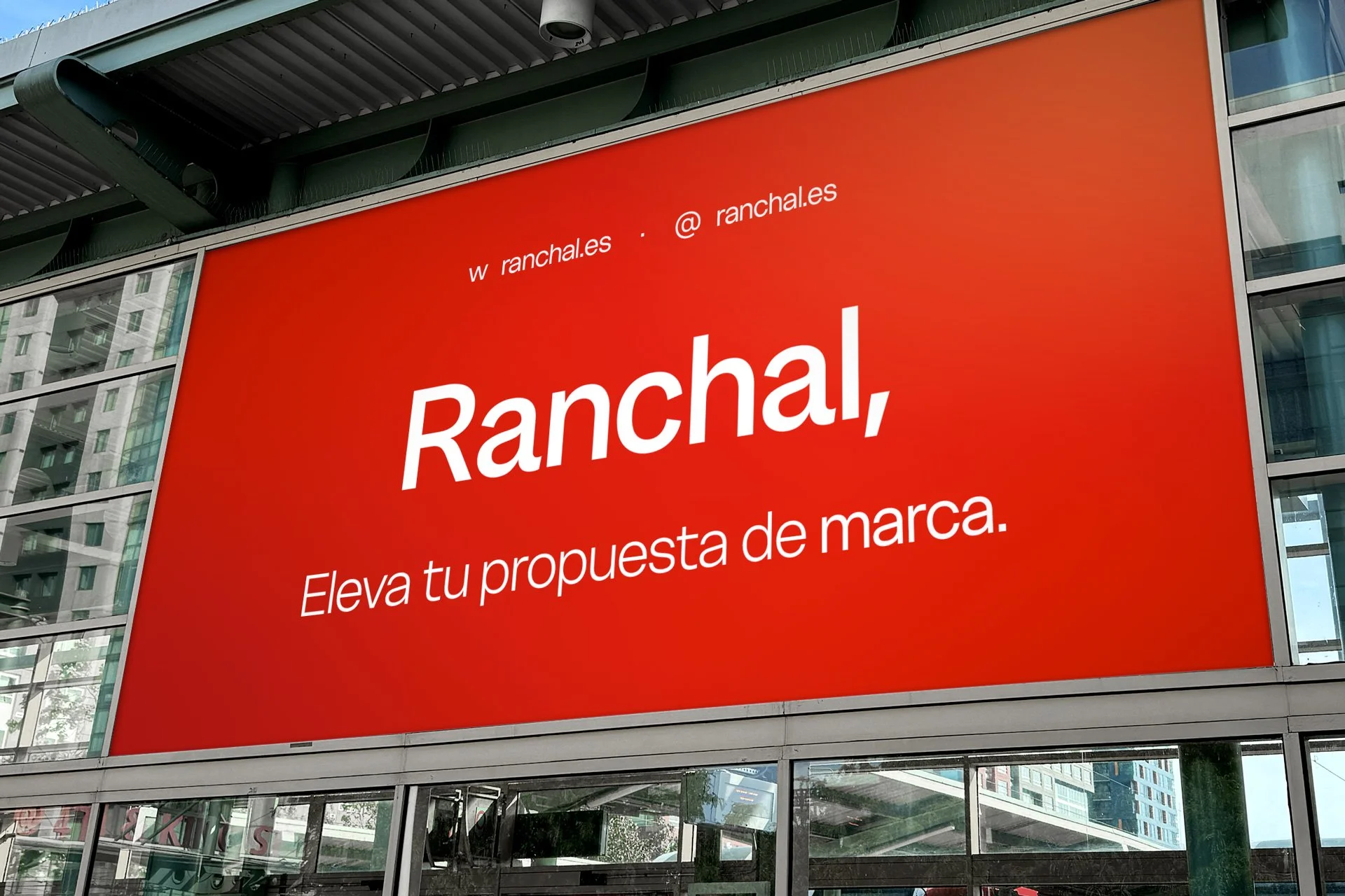 Billboard publicitario de Ranchal, con el eslogan ‘Eleva tu propuesta de marca'