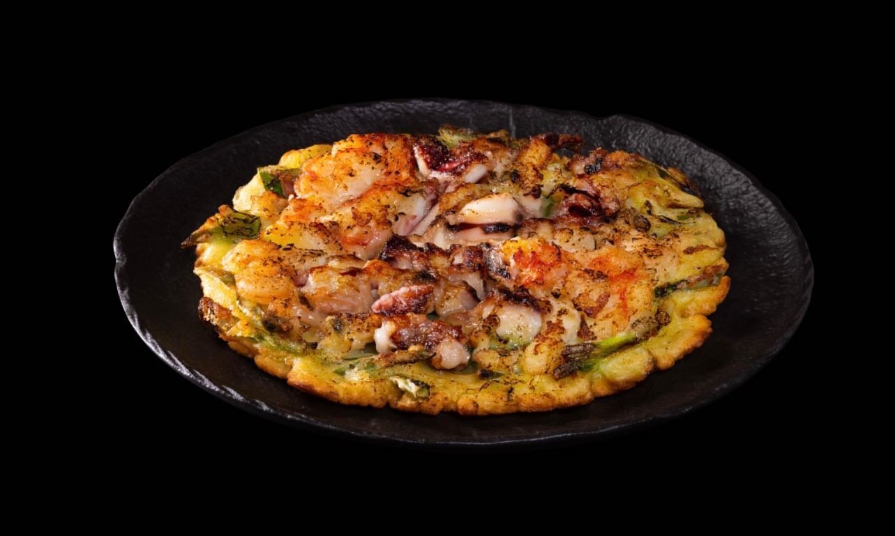 𝐒𝐞𝐚𝐟𝐨𝐨𝐝 𝐏𝐚𝐧𝐜𝐚𝐤𝐞 also known as 𝐏𝐚𝐣𝐞𝐨𝐧, its name comes from the Korean words &ldquo;pa,&rdquo; meaning scallion, and &ldquo;jeon,&rdquo; which refers to foods that have been pan-fried or battered. 

Pajeon at JJJ is made from a batt
