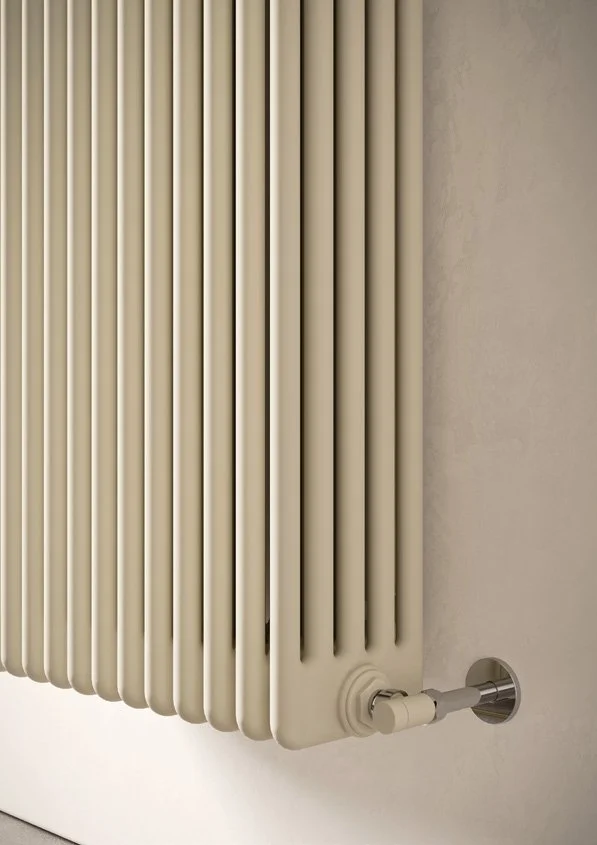 Tesi 5 διακοσμητικό καλοριφέρ, κάθετης τοποθέτησης, χρώματος μπεζ, λεπτομέρεια σωλήνας