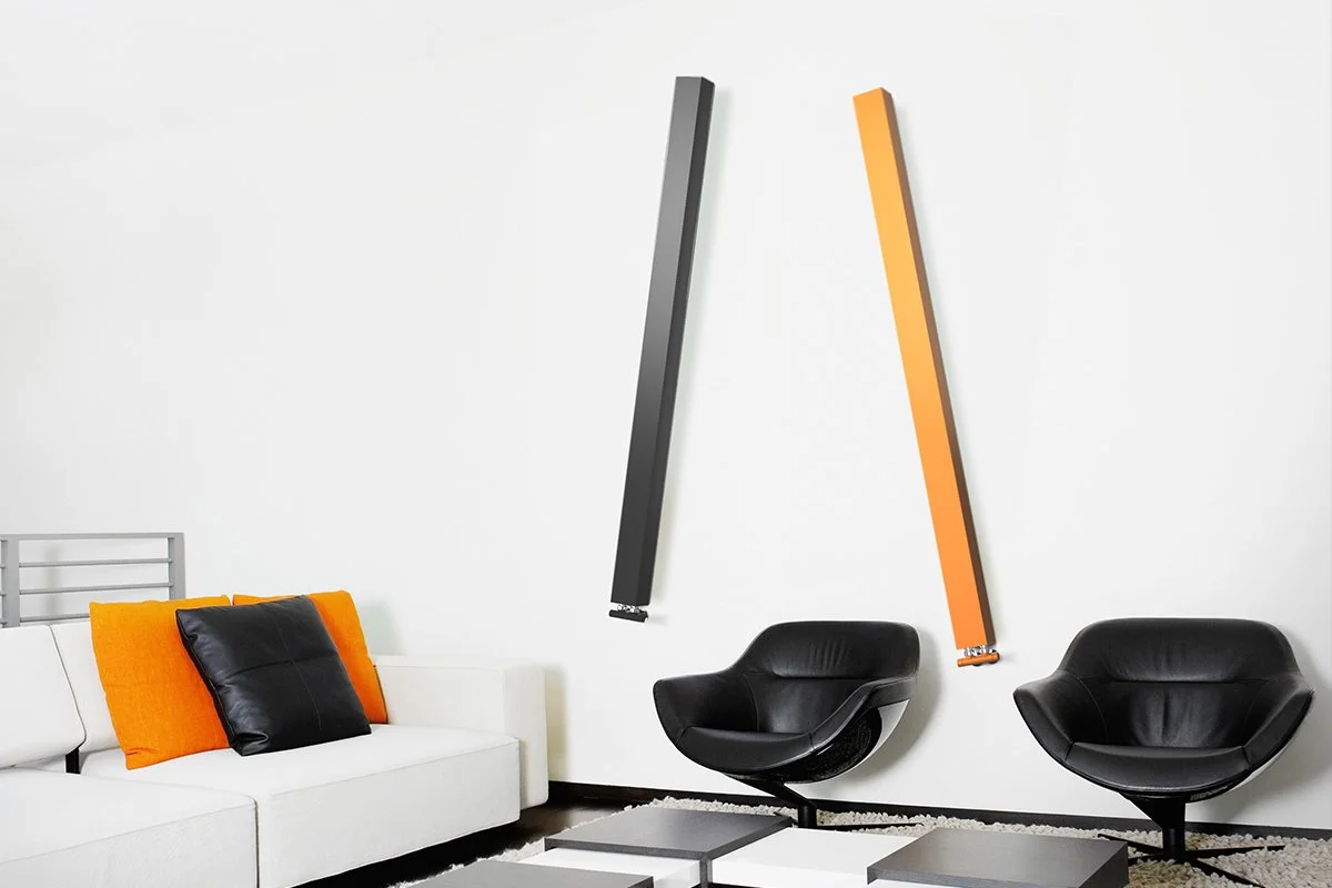 Onetube διακοσμητικό καλοριφέρ κάθετης τοποθέτησης, χρώματος μαύρου και πορτοκαλί, ιδανικό για σαλόνι.