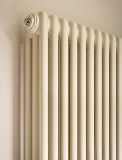 Tesi 3 διακοσμητικό καλοριφέρ, κάθετης τοποθέτησης, χρώματος μπεζ, λεπτομέρεια σωλήνας