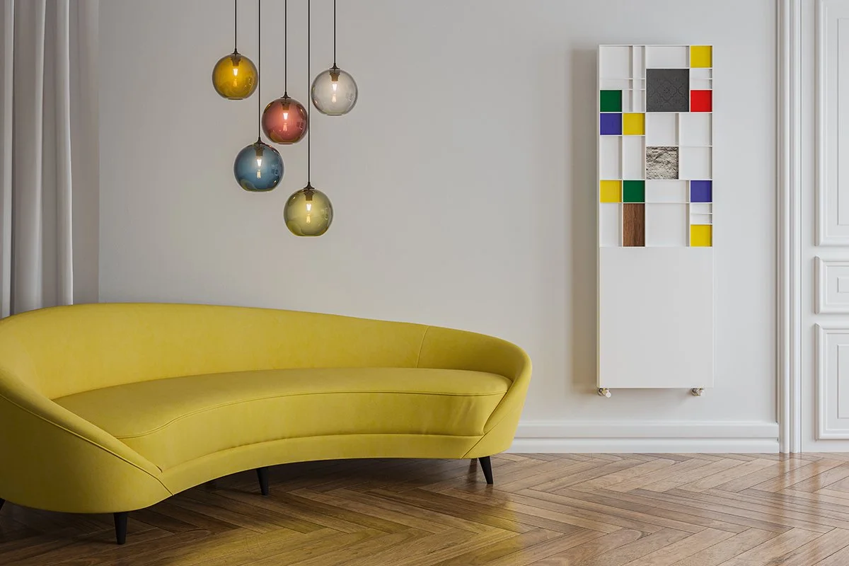 Patchwork διακοσμητικό καλοριφέρ κάθετης τοποθέτησης, χρώματος λευκού, με πολύχρωμα κομμάτια, ιδανικό για σαλόνι.