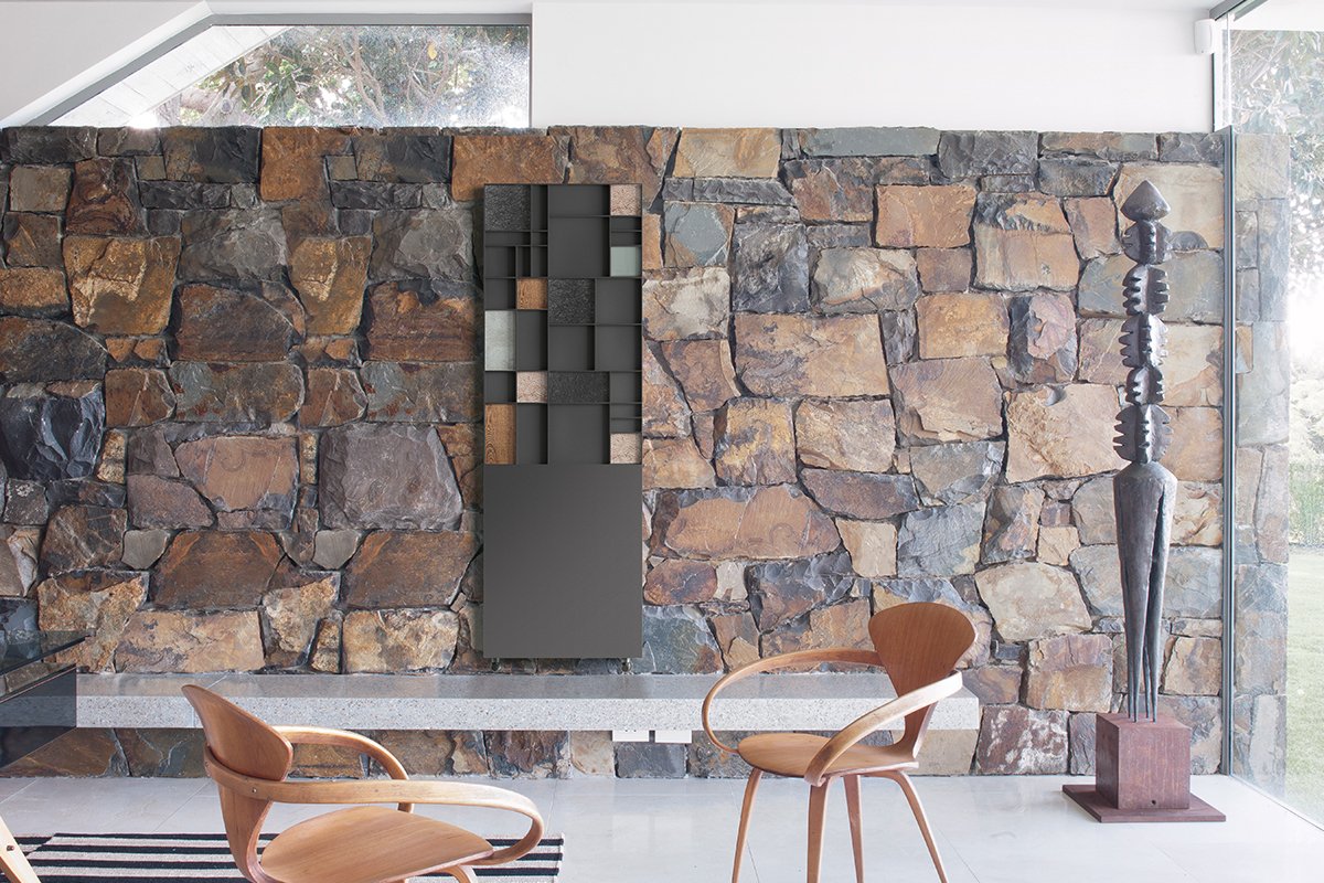 Patchwork διακοσμητικό καλοριφέρ κάθετης τοποθέτησης, χρώματος ανθρακί, με κομμάτια ξύλου και μαρμάρου, ιδανικό για καθιστικό.