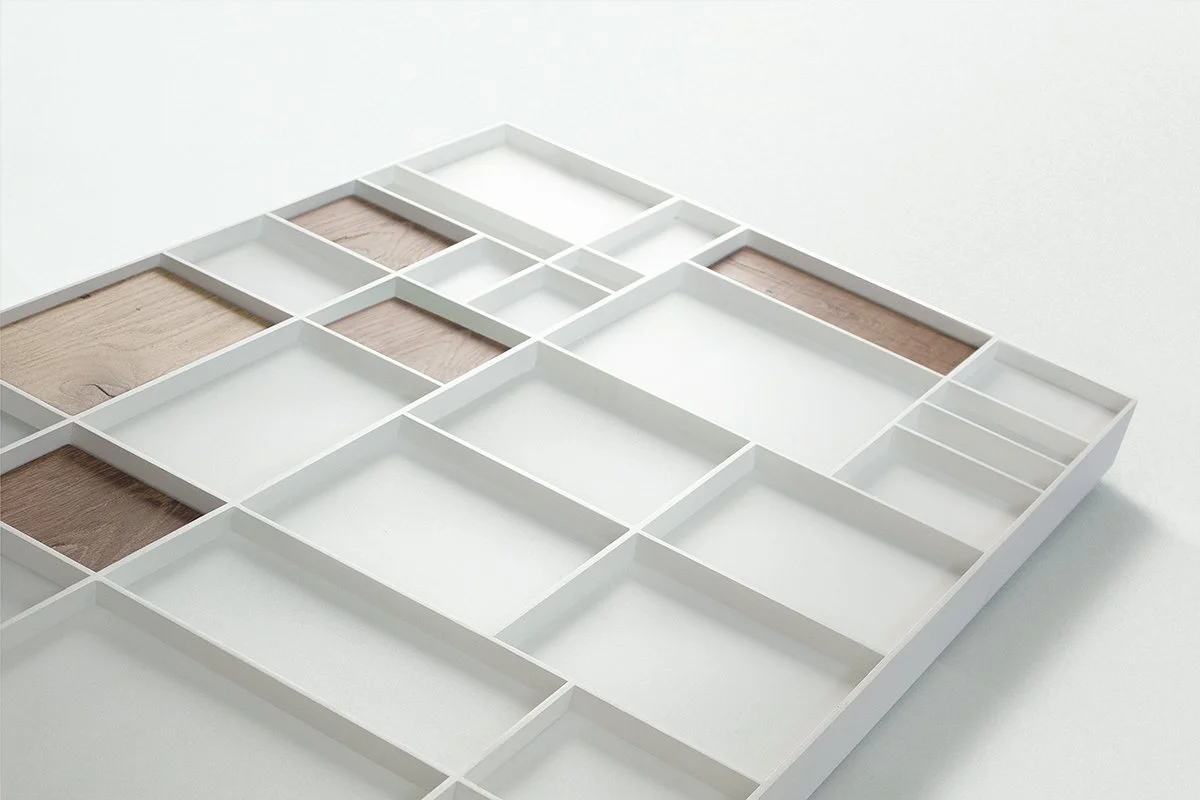 Patchwork διακοσμητικό καλοριφέρ κάθετης τοποθέτησης, χρώματος λευκού, με κομμάτια ξύλου.