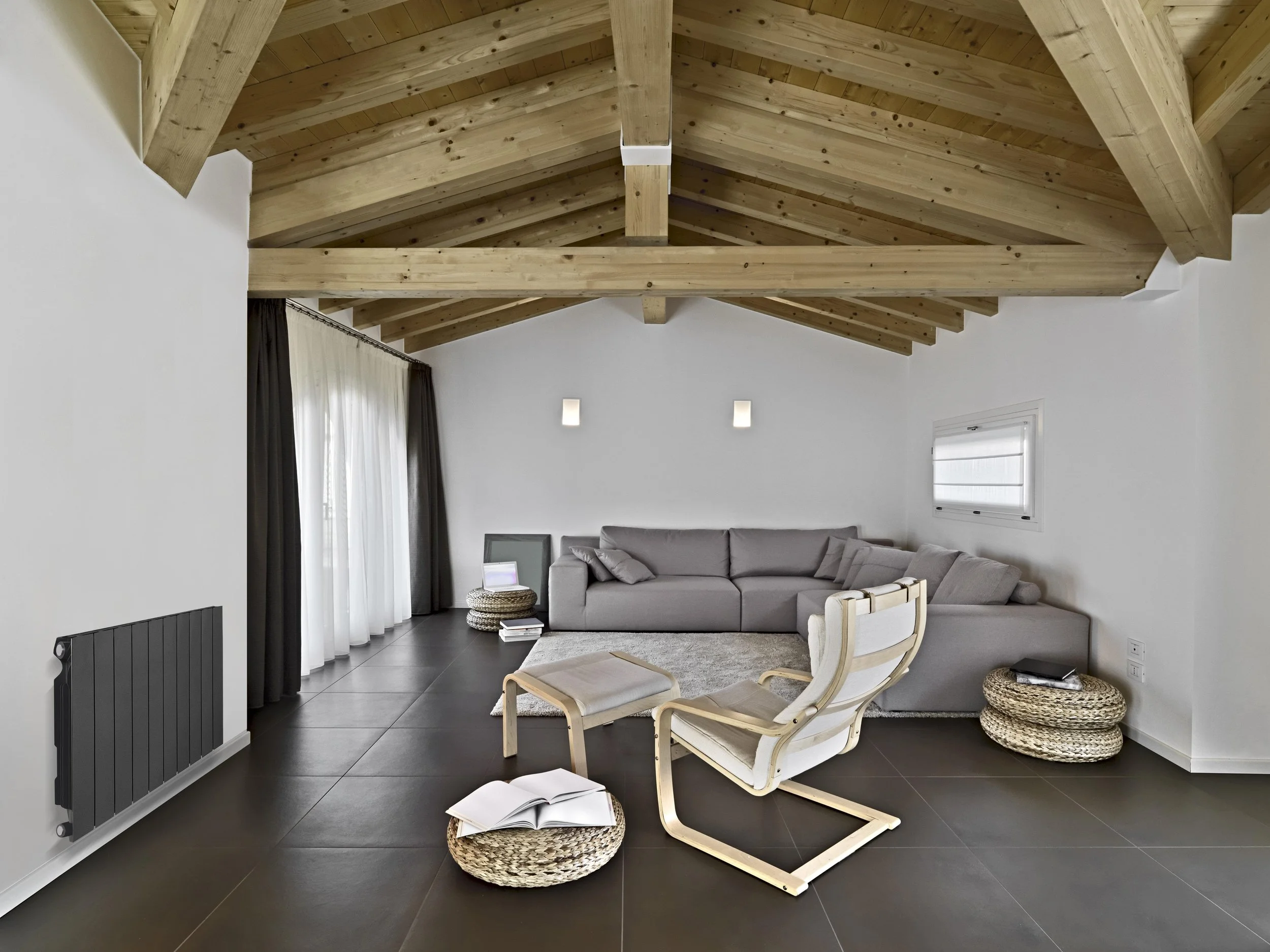 Plus Evo διακοσμητικό καλοριφέρ, χρώματος ανθρακί, ιδανικό για σαλόνι.