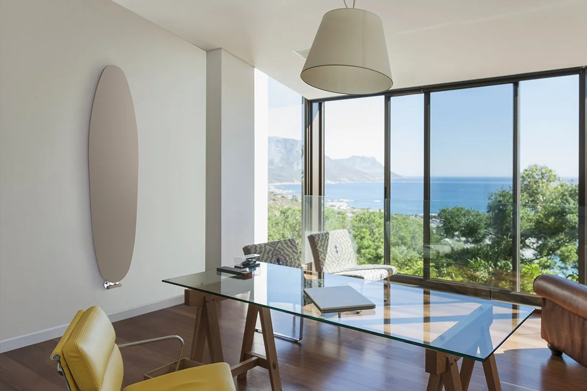 Tavolara διακοσμητικό καλοριφέρ κάθετης τοποθέτησης, χρώματος χαλαζία, ιδανικό για γραφείο.