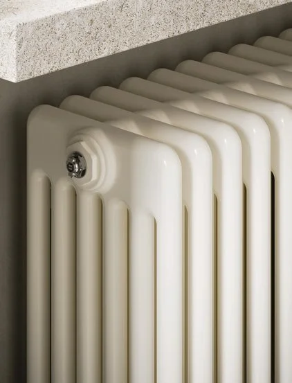 Tesi 6 διακοσμητικό καλοριφέρ, κάθετης τοποθέτησης, χρώματος μπεζ, λεπτομέρεια σωλήνας