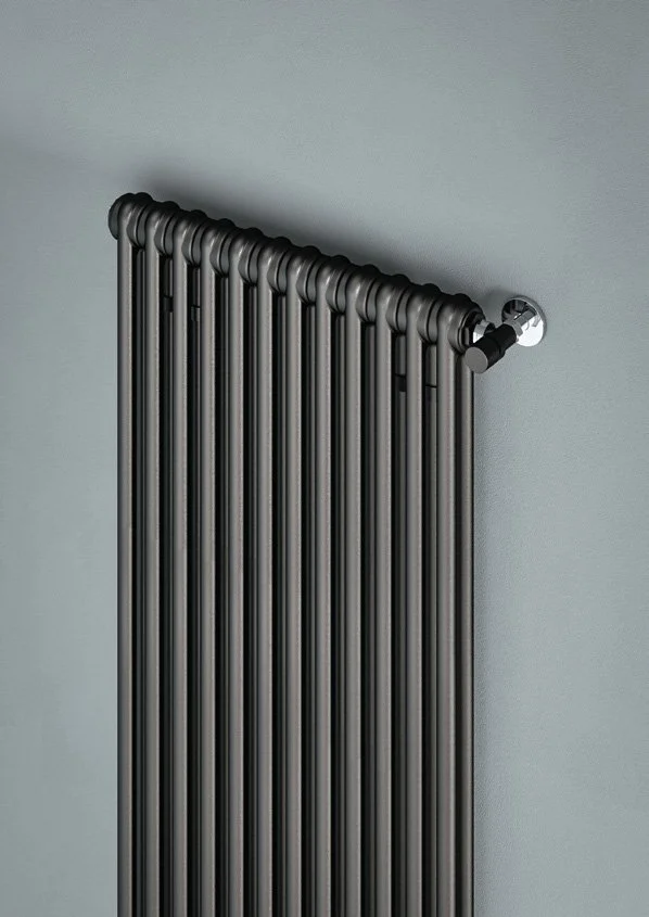 Tesi 2 διακοσμητικό καλοριφέρ, κάθετης τοποθέτησης, χρώματος ανθρακί, λεπτομέρεια σωλήνας