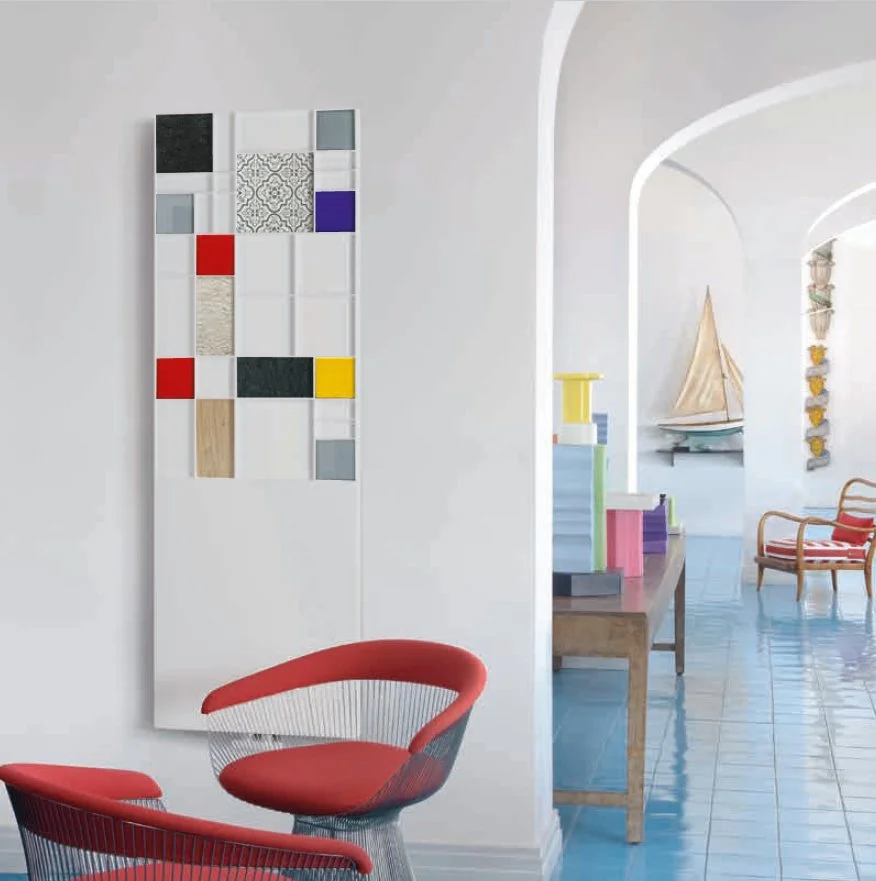 Patchwork διακοσμητικό καλοριφέρ κάθετης τοποθέτησης, χρώματος λευκού, με πολύχρωμα κεραμικά, ιδανικό για καθιστικό..