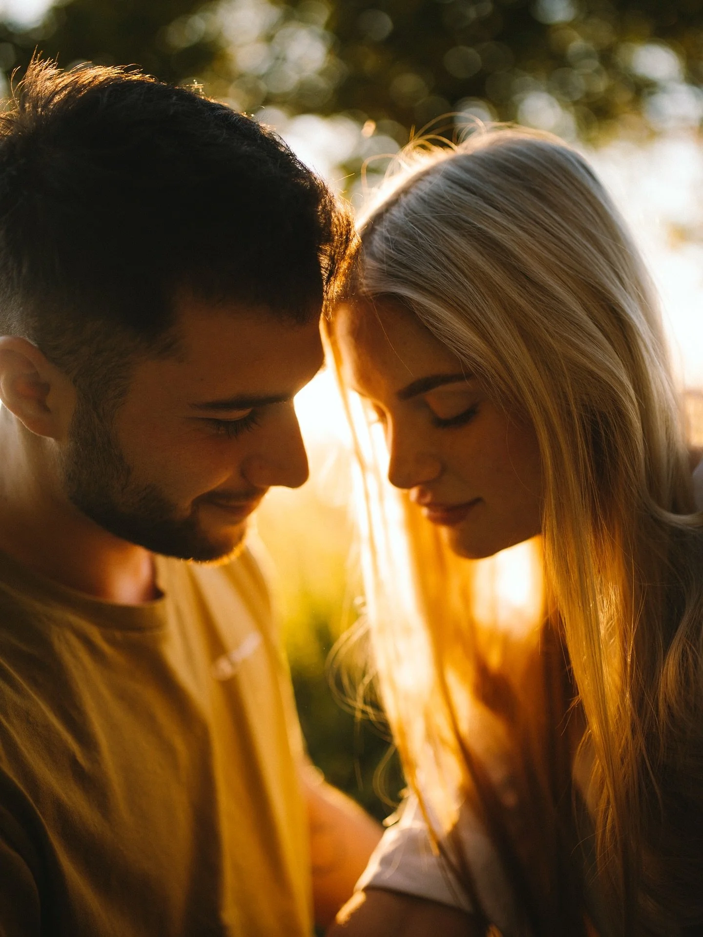 And every summer time stops for a bit. The world gets warmer, days get longer and everything more colorful. 🧡☀️🌿

#lightloovers #coupleshoot #fotografin #fotograffrankfurt #fotografieliebe #paarfotografie #cinematicphotography #paarfotos