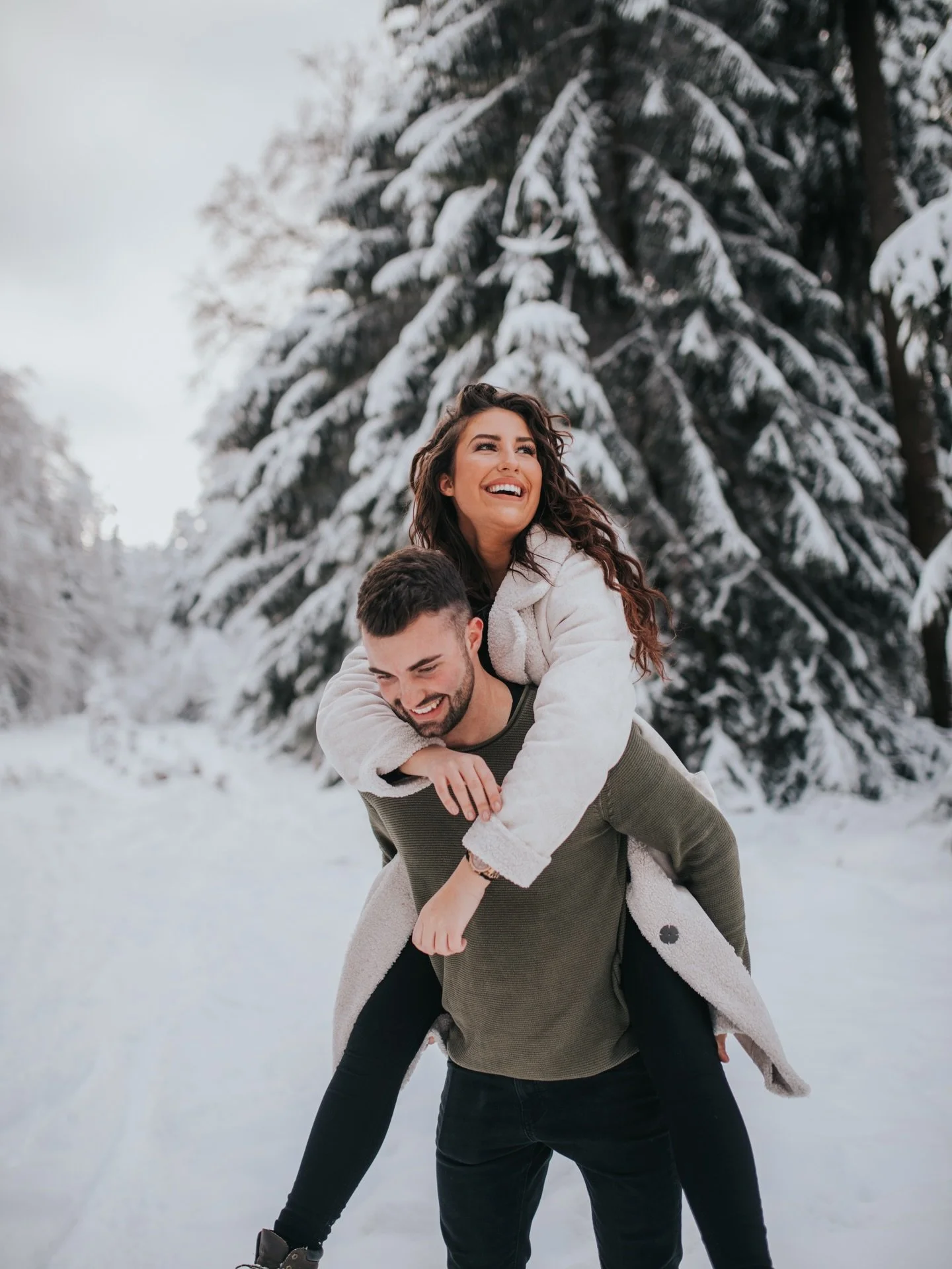 Some snow pictures I took over the last years 🤍☀️❄️

Can&rsquo;t wait for the sessions this year ☃️

I do have a few free spots for a snow session. Feel free to send me a message 🤍

#lightloovers #fotoshooting #fotografieliebe #fotografin #fotograf