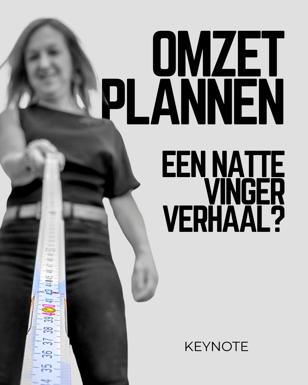 Een vakkundig ingekleurde foto van een lachende vrouw die een meetlint naar de camera houdt, vergezeld van Nederlandse tekst: 'OMZET PLANNEN EEN NATTE VINGER VERHAAL? KEYNOTE'.