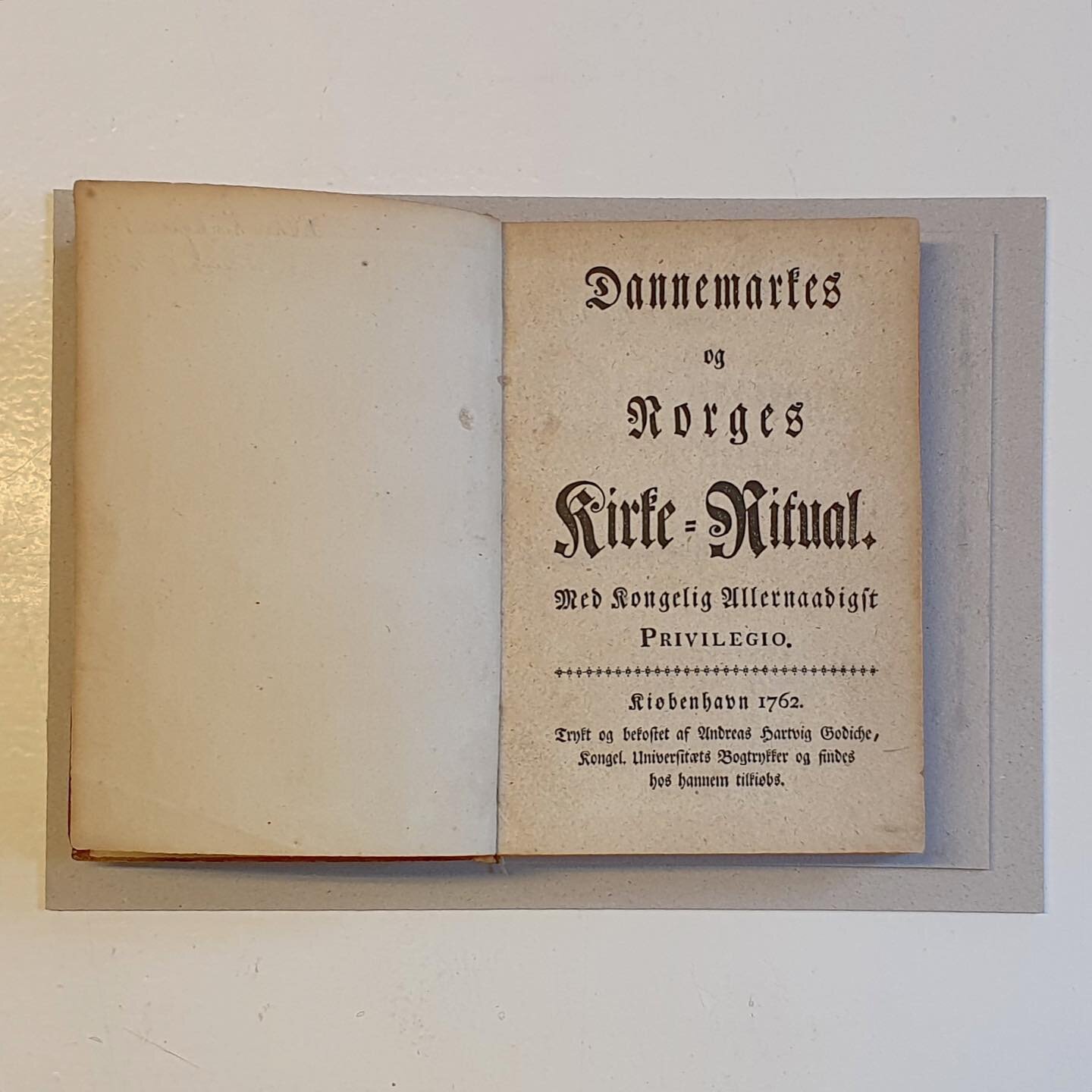 Dette er &quot;Dannemarkes og Norges Kirke-Ritual. Med Kongelig Allernaadigst Privilegio. Ki&oslash;benhavn 1762&quot;, som f&aring;r kapitelen reparert og nytt tittelfelt.

#bookbinding