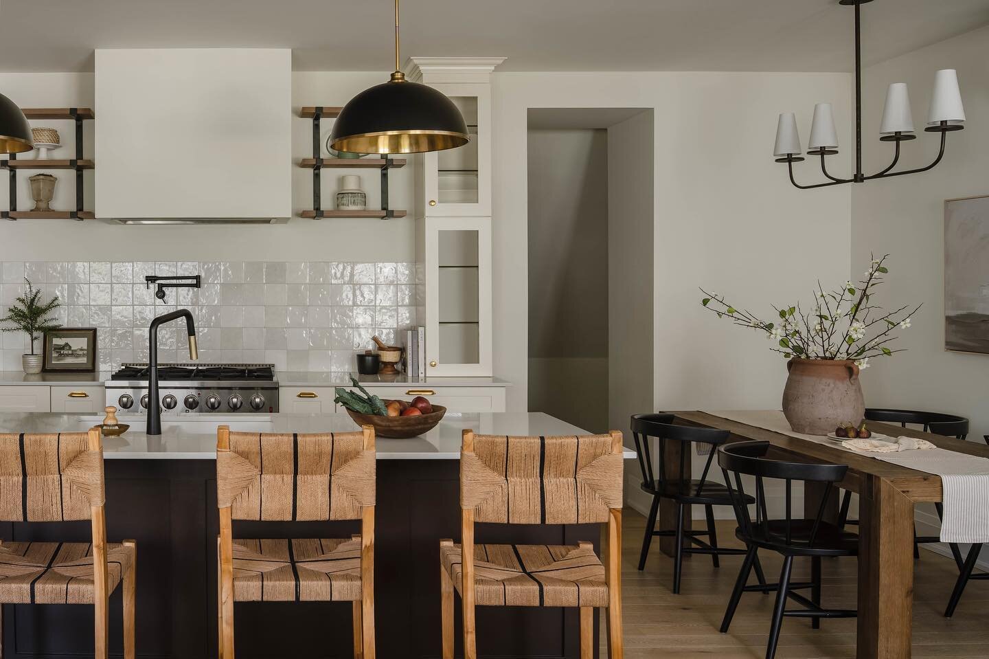 Project Emslie - what kitchen dreams are made of 🖤

decorating &amp; styling: @daniellebrickinteriors 

Photography: @arasimaging 

#guelphinteriordecorator #interiorstylist #interiordecor #kitchendesign #kitchenstyling #bespokeonteriors #smmakelife