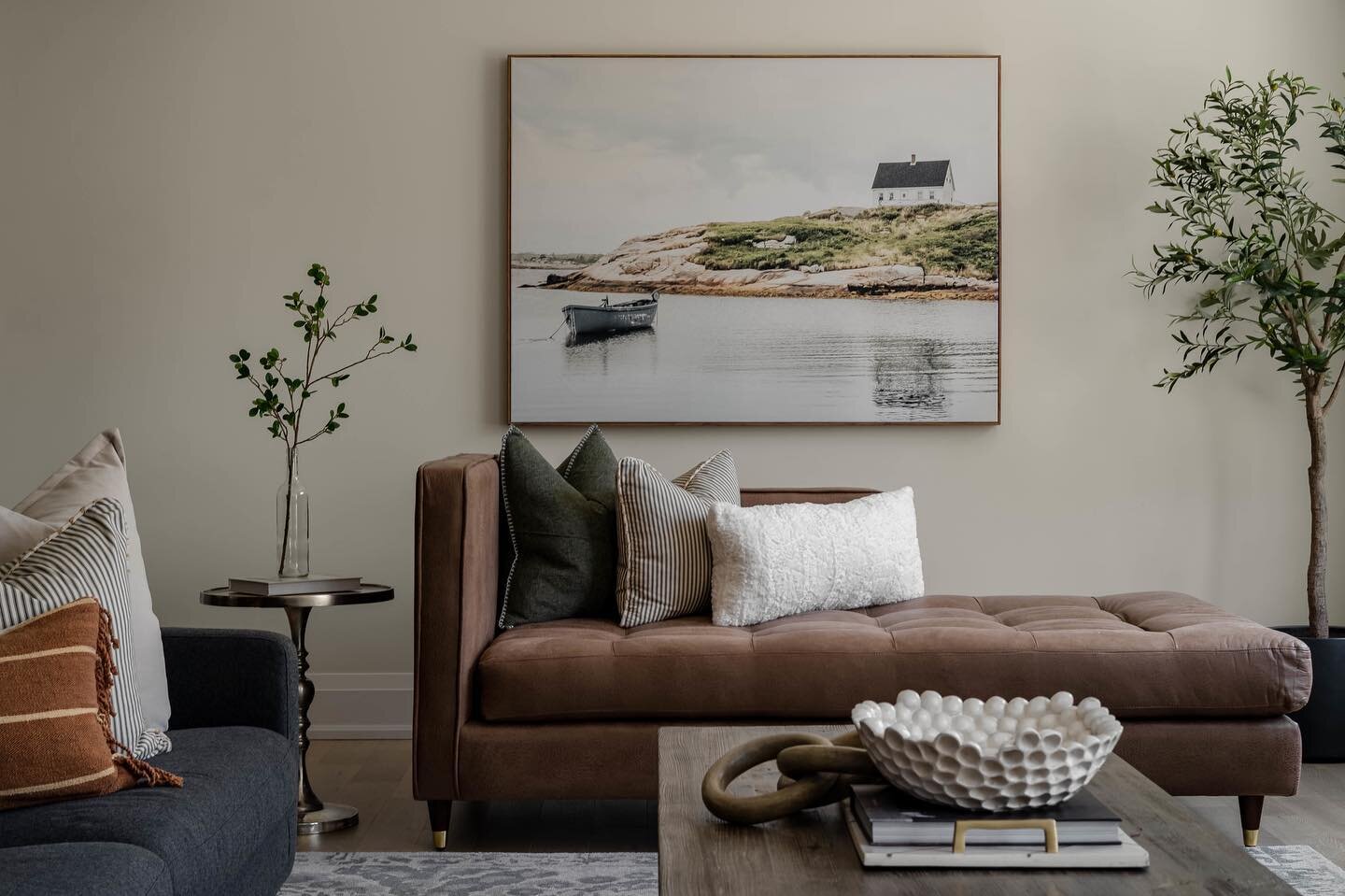 Same house, different view at project Emslie.🖤 I love this rich colour palette for the living room, so cozy and inviting. 

Decorating &amp; styling: @daniellebrickinteriors 

Photography: @arasimaging 

#guelphinteriordecorator #interiorstylist #in
