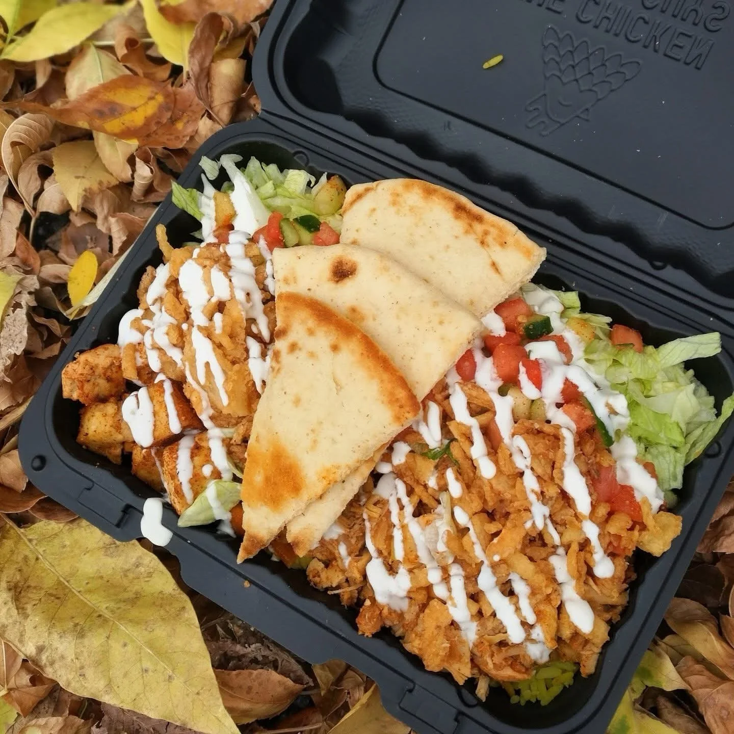 Work hard ➡️ eat well ➡️ weekend ready! 🙌

@cnrguys is rolling into @mightysqrl this Friday, Oct 3rd from 12&ndash;5 PM, serving up their famous rice bowls, juicy chicken &amp; signature sauces. 🍗🍚

📷 The Chicken &amp; Rice Guys

#FoodTruckFriday