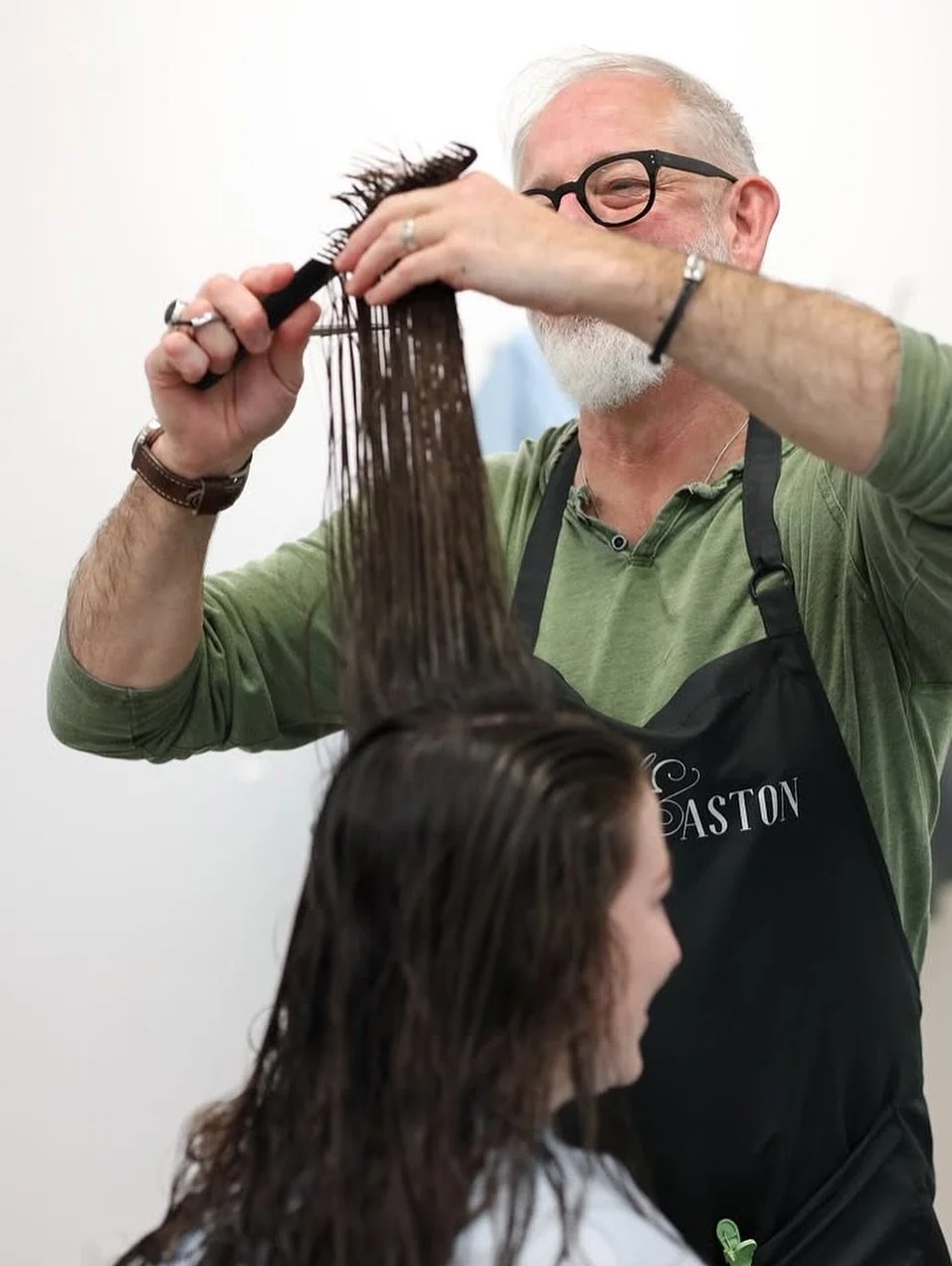 Hot cocoa, soft sweaters, holiday lights&hellip;and a fresh new look. 💇&zwj;♀️

Book your pre-holiday refresh now @ailishastonsalonandspa &amp; Spa and glow all season long. ✨ 

📷 Ailish &amp; Aston Salon and Spa

#Waltham #WaverleyOaks #HolidayRef