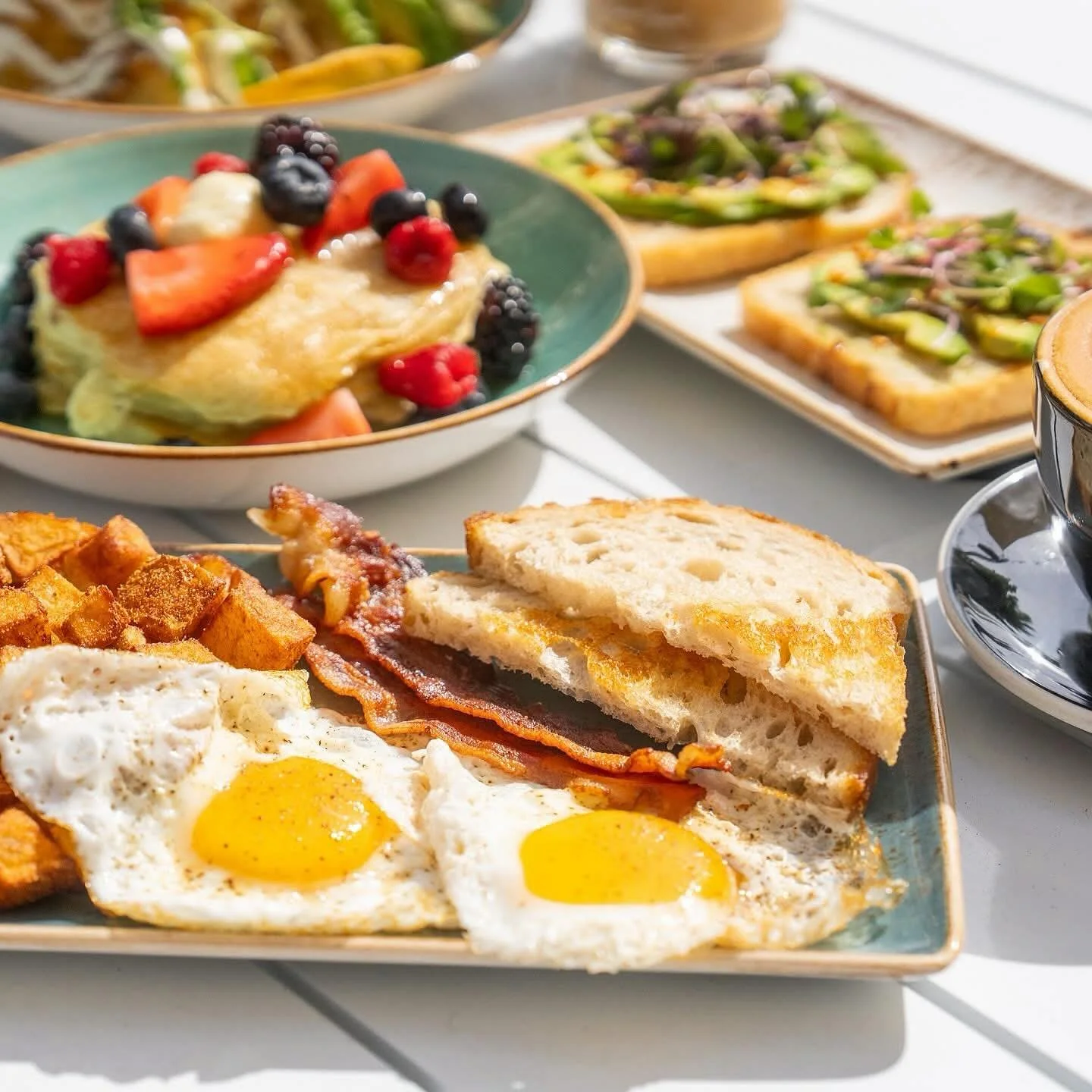 Fueling up before the workday&hellip;or easing into the weekend early @mightysqrl. 😏🥓🍳

📷 Mighty Squirrel