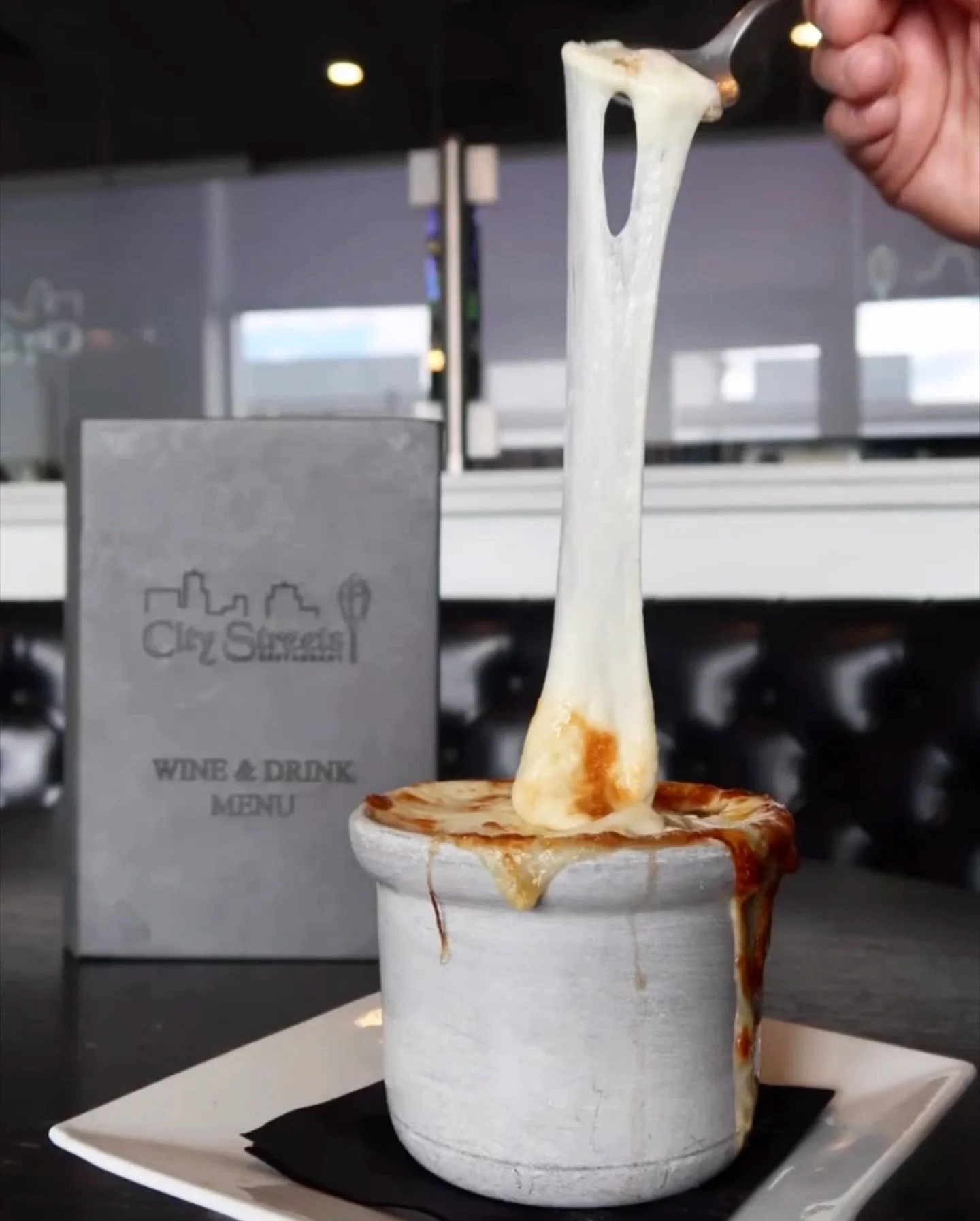 Nothing hits like a bowl of French Onion with that perfect cheese pull. 🧅🧀🔥

📷 @citystreetsrest
