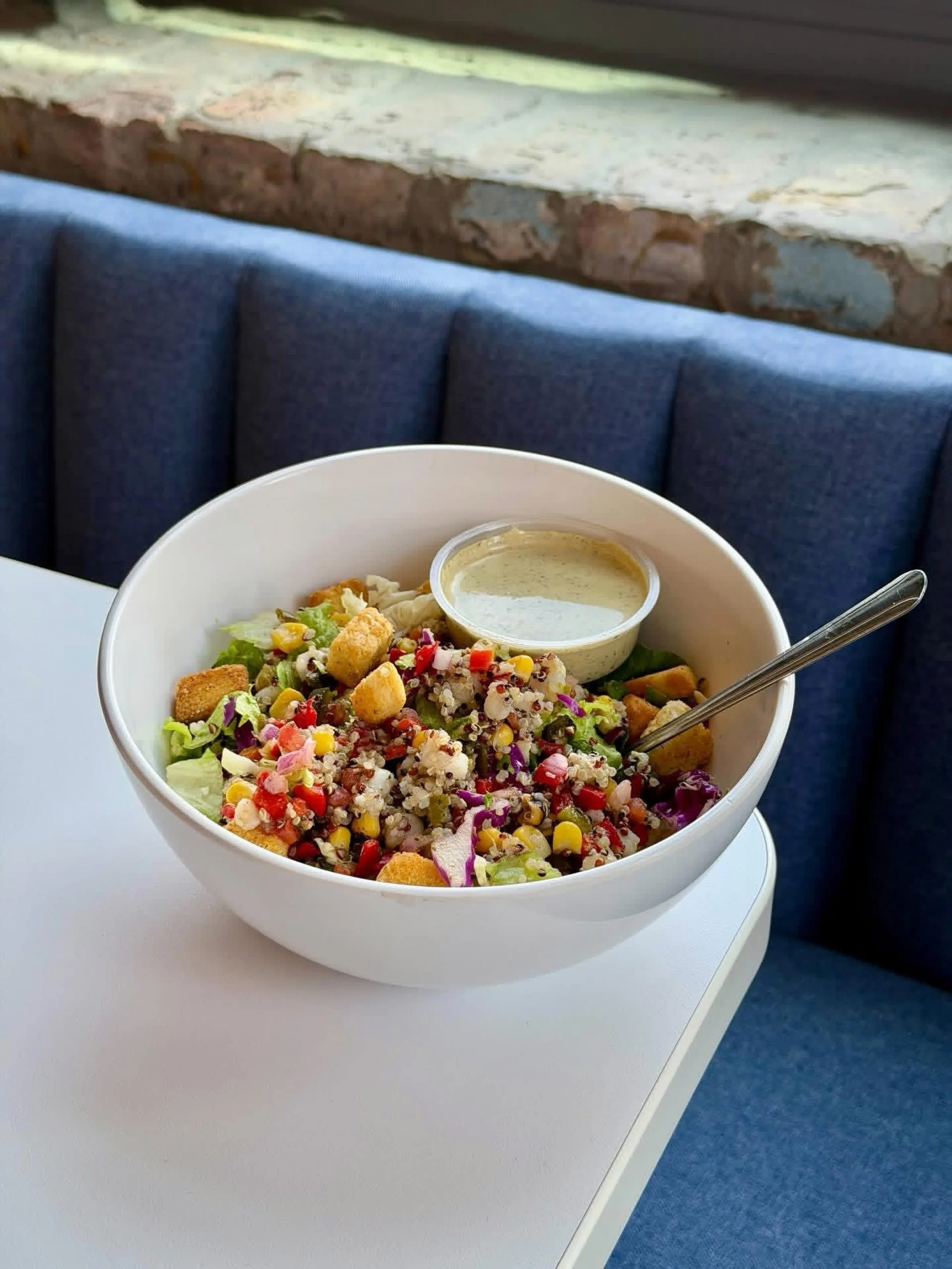 Summer salad season is here. 🌶️🥗

Meet the NEW Chile Lime Caesar Salad from @farmersfridge - made with fire-roasted corn, shaved parmesan, crunchy croutons, and bold green chile caesar dressing. 🔥 

Download the @farmersfridge app to earn free mea