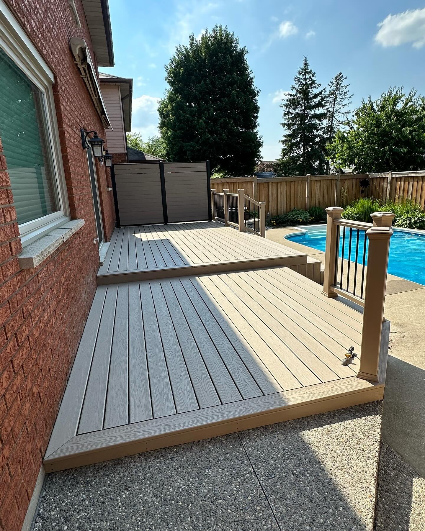 Achieving Trexellence with this gorgeous @trexcompany Transcend Deck in Rope swing. Matching Trex Transcend railing system in rope swing with black metal balusters. Composite privacy fence in Sand colour from @trunorthdecking We designed this deck in