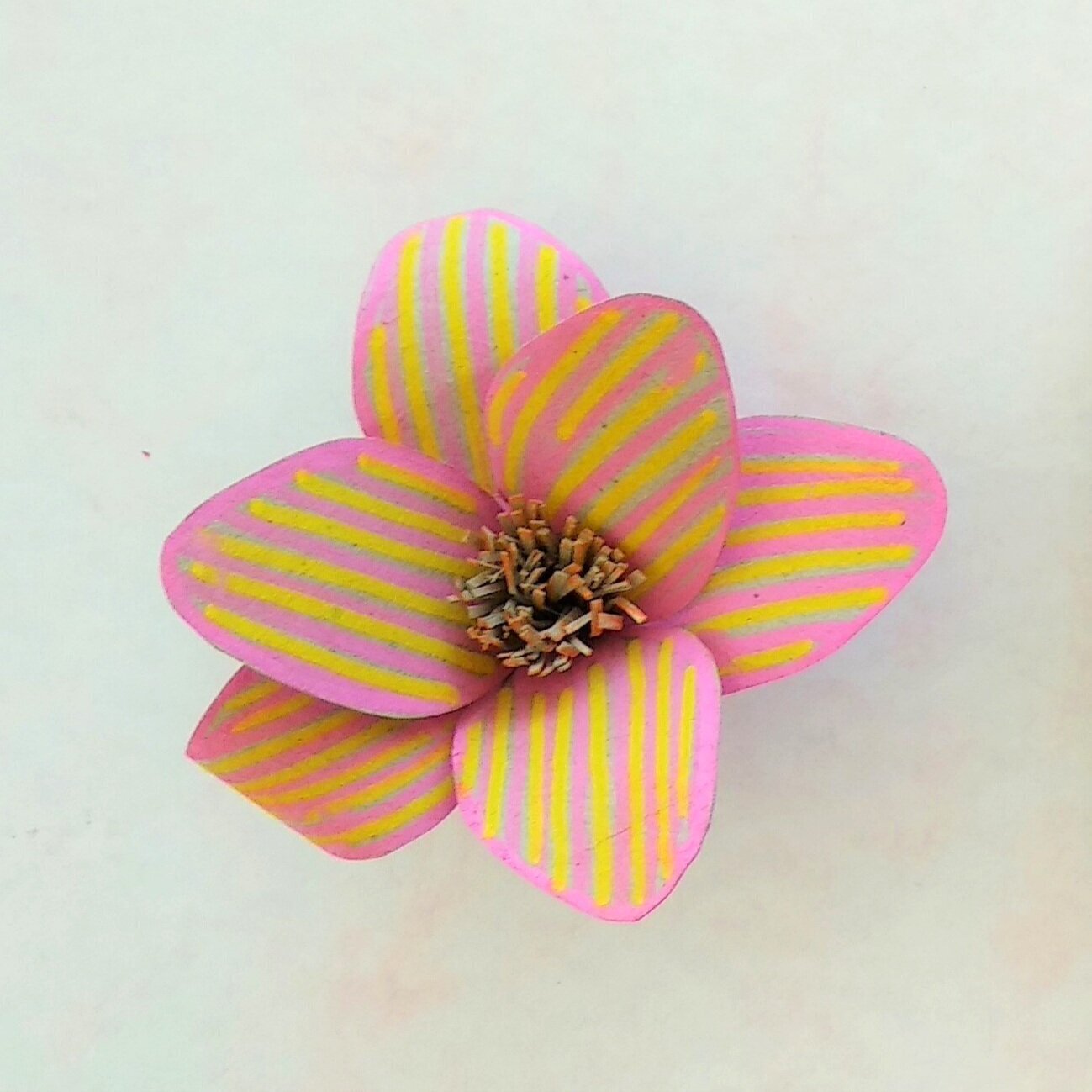 paso el propósito Derecho Cómo hacer flores de papel con materiales reciclados- Tutorial 1 — Nikua |  Artesanía floral en papel y tela