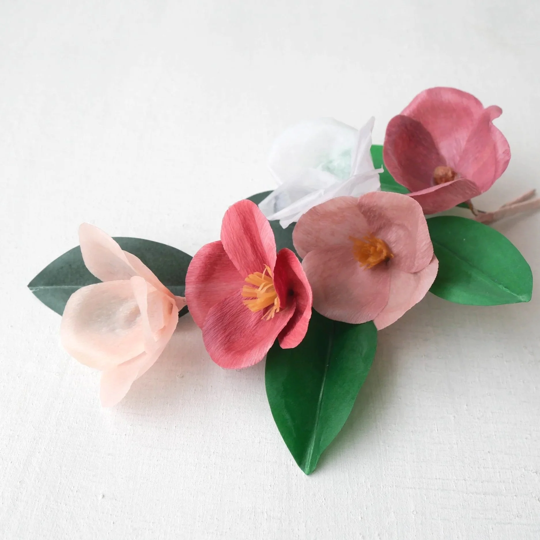 Flores enceradas de papel