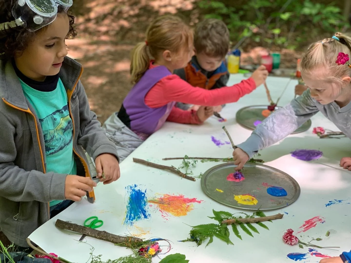 Inspired by the beautiful colors popping up all around us, kids @childrensburrow explored painting with natural materials this week. Such creative, colorful process art! 🌸🎨