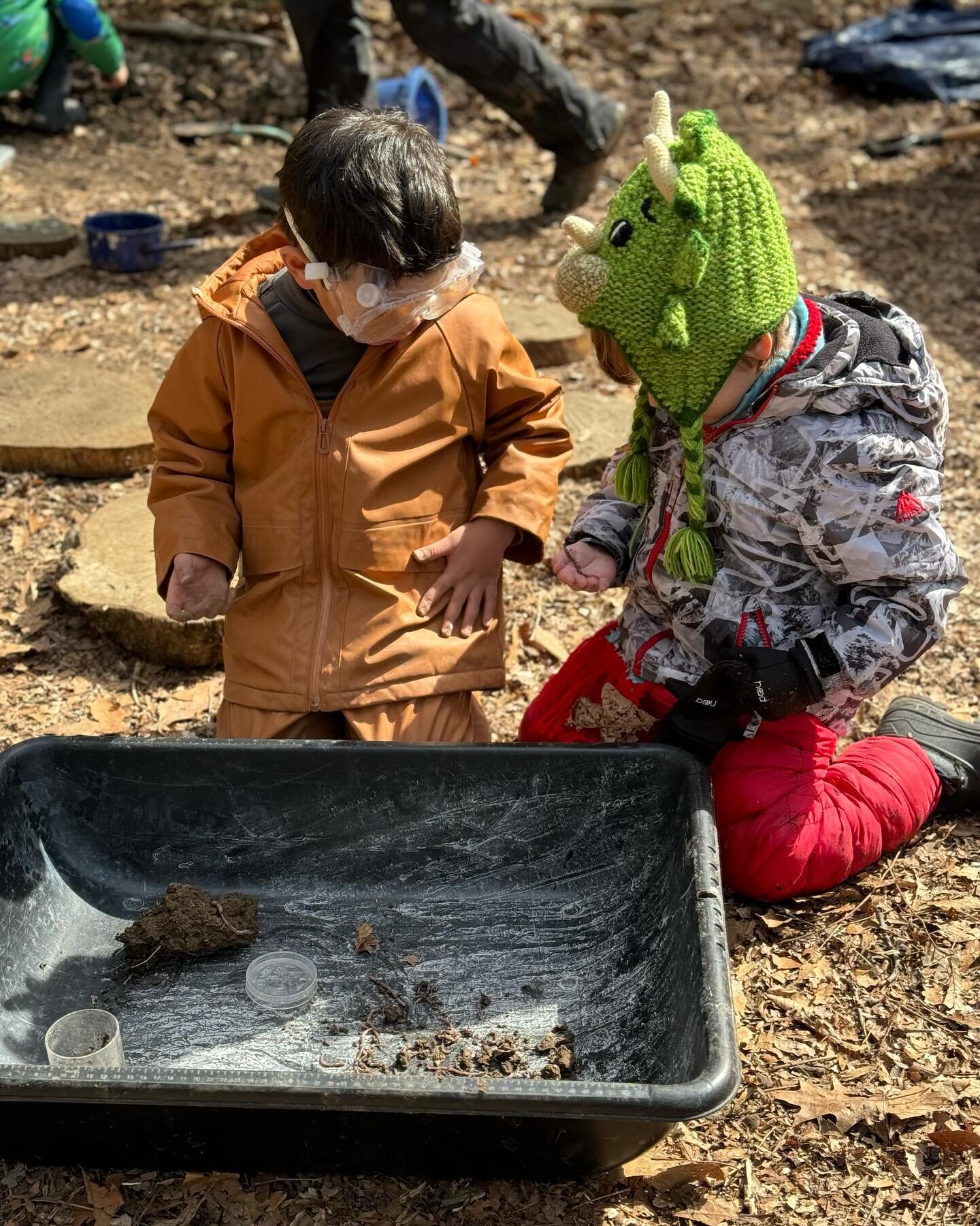 When children investigate worms they practice gentle kindness towards living creatures. 💕🪱😊