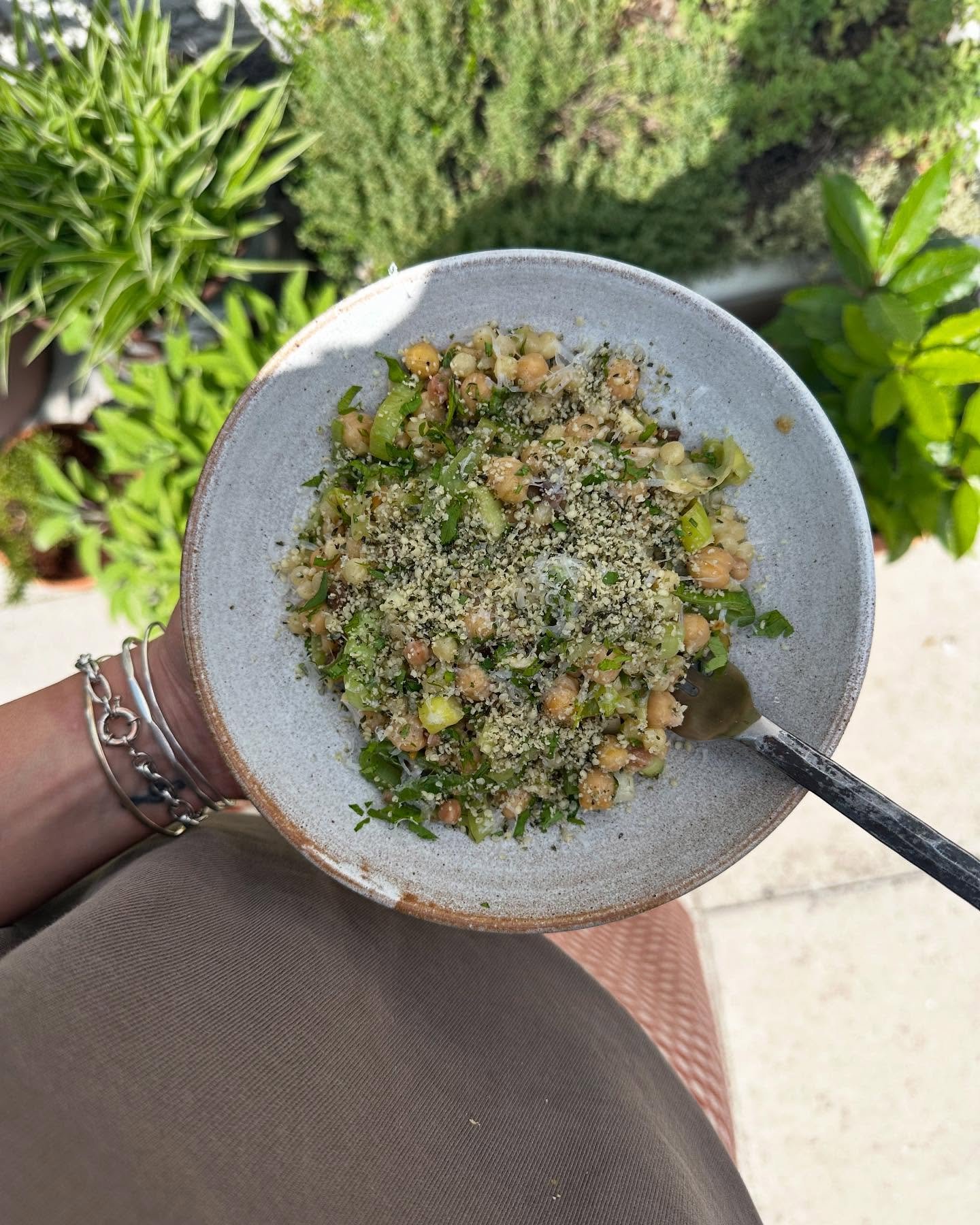 A quick lunch on a Monday - always trying to pack in as many vegetables and as much protein as possible, especially after a weekend on the 🍸 

A sort of salsa verde made with charred lemons, parsley, EVOO, lemon juice, almonds, capers, cornichon, pe