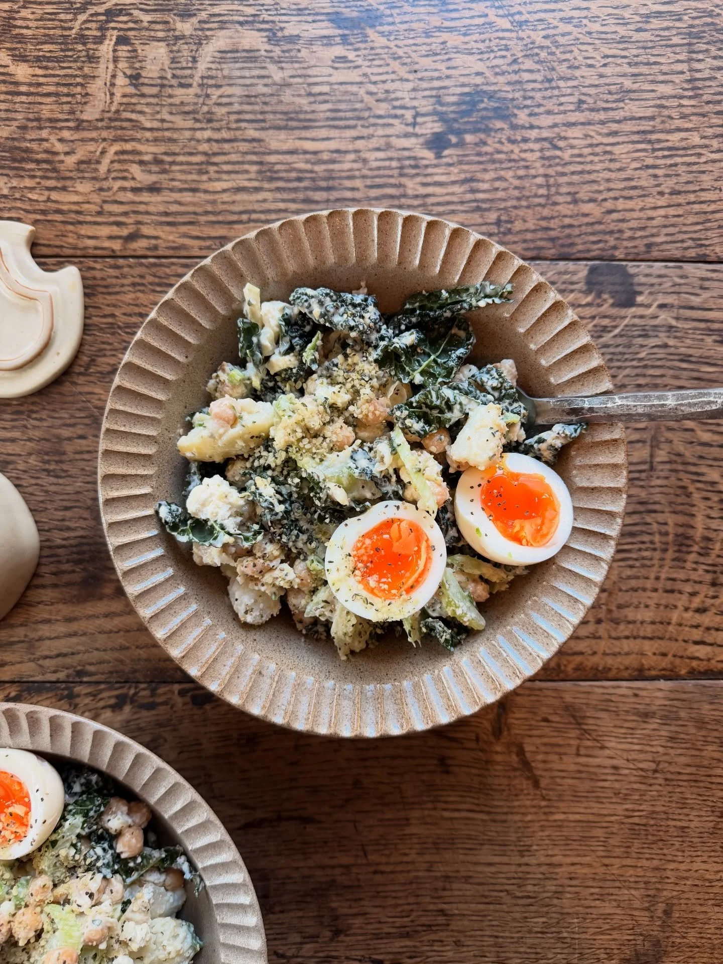 A fridge raid lunch, served with a slice of burnt toast because I&rsquo;m incapable of working a toaster. 🍞 

In the bowl - cavolo nero with a drizzle of olive oil, maple syrup, a squeeze of lemon and a sprinkle of salt, give it a massage. Add crush