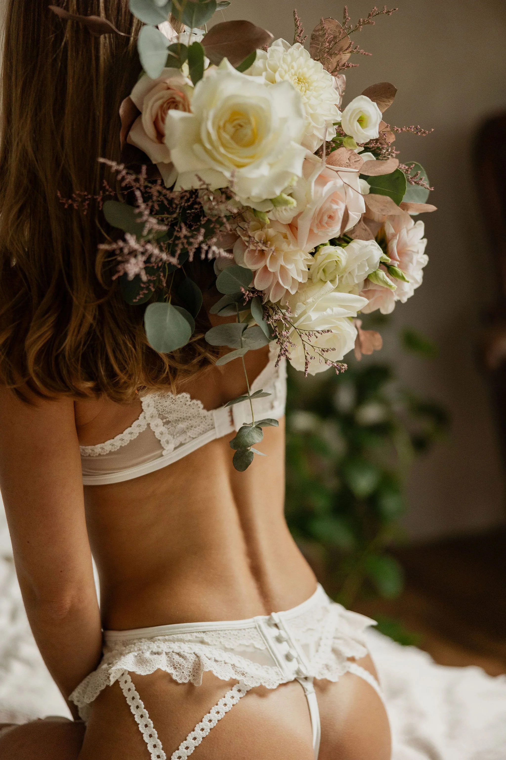 Ein stiller Moment der Braut – festgehalten mit Blumen
