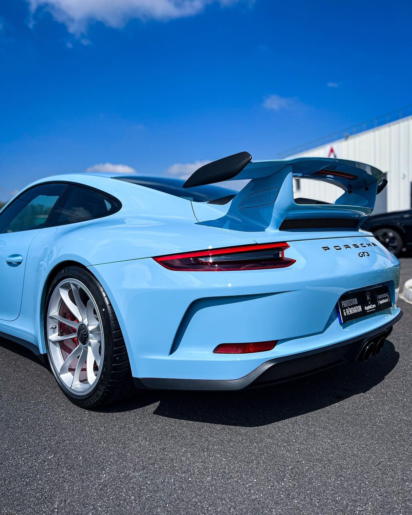 🇩🇪 Porsche 991 GT3 🇩🇪

Fruit de la collaboration entre la marque Gulf Oil et Porsche, cette couleur bleue embl&eacute;matique, en option &laquo; Paint to Sample &raquo;, rappellera &agrave; tous les amateurs de courses automobile les victoires de