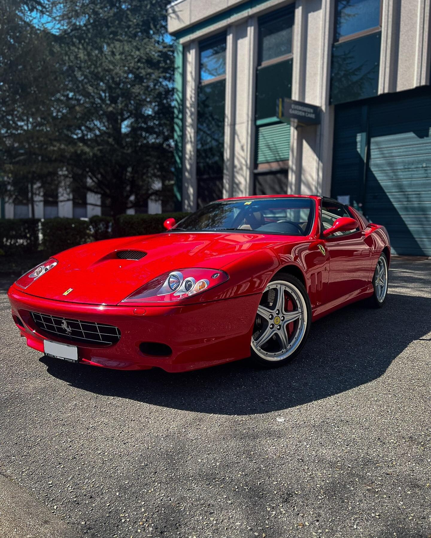 FERRARI 575 SUPERAMERICA 🇮🇹

Limit&eacute;e &agrave; 599 exemplaires, cette Ferrari est caract&eacute;ris&eacute;e par son toit en verre &eacute;lectrochrome qui s&rsquo;ouvre par une rotation avec un axe pivotant &agrave; 180&deg;. ☀️

-----------