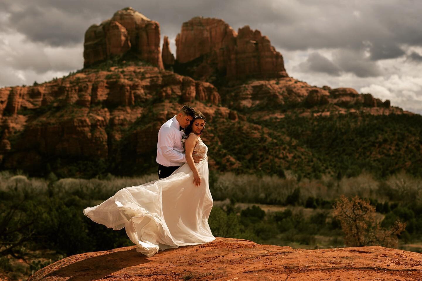 One of my all-time favorite photos from @bonmillerphoto - combining the moodiness of the sky with the liveliness of the wind😍 #earthelopements #sedonaelopement #sedonawedding #windywedding #backtoearth #naturelovers #outdoorwedding #wildwedding #sed