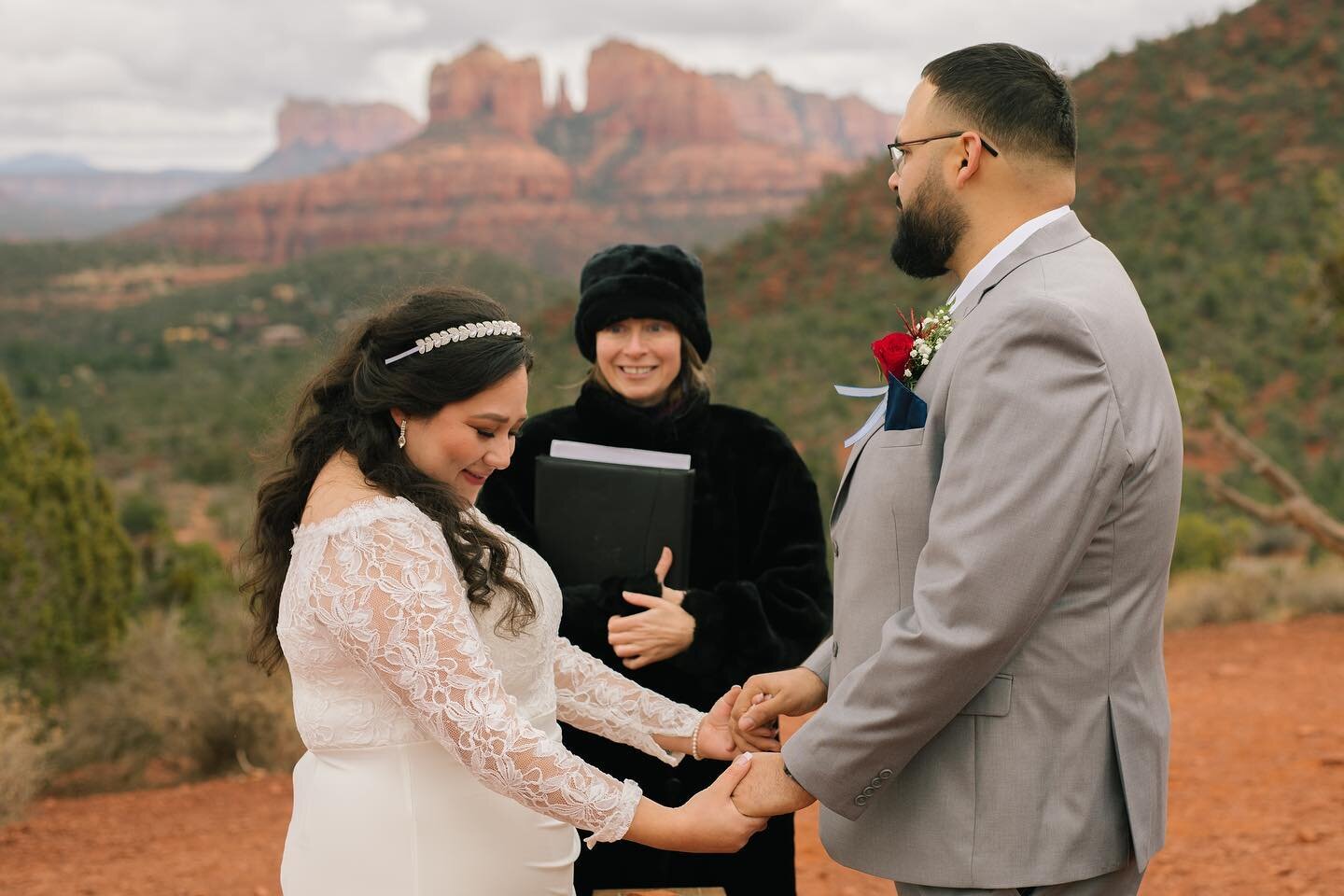 As the temperature tops 100&deg; again today, it is so refreshing to look back on another winter wedding. And this was a cold one! Although of course you would not know it looking at the couple.😁 #sedonawedding #sedonaelopement #getmarriedinsedona #
