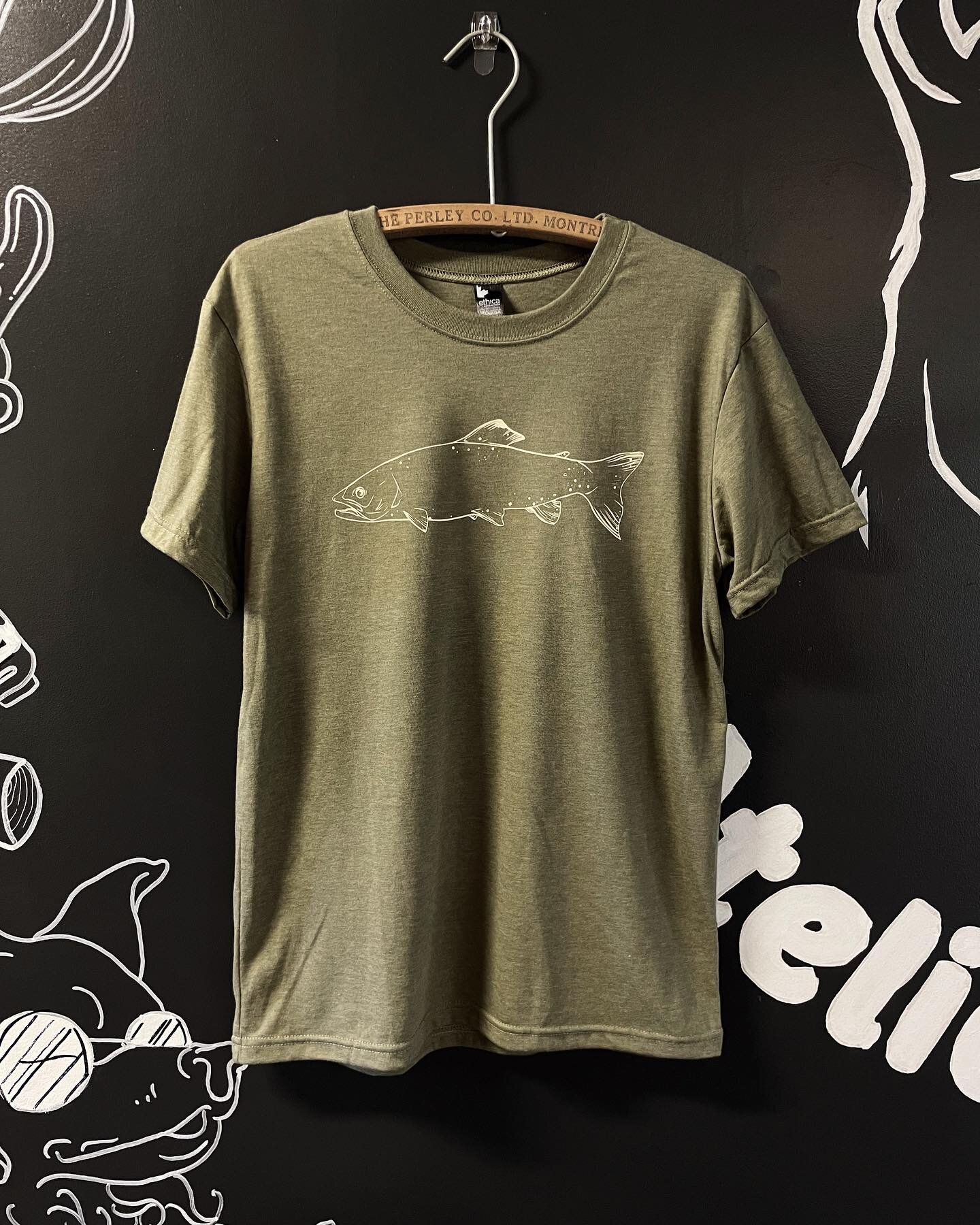 Nouveaut&eacute; sur la boutique en ligne: le t-shirt truite en chin&eacute; arm&eacute;.

Imprim&eacute; sur un chandail fabriqu&eacute; au Qu&eacute;bec, en coton biologique et polyester recycl&eacute;.