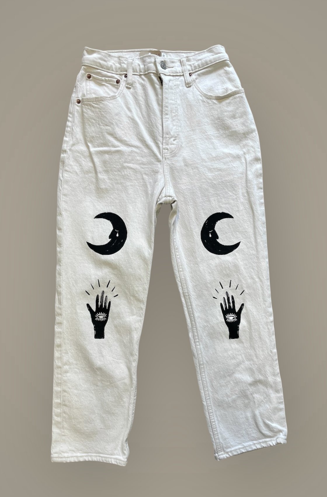 Jeans blanc, coupe droite taille haute. Taille 27