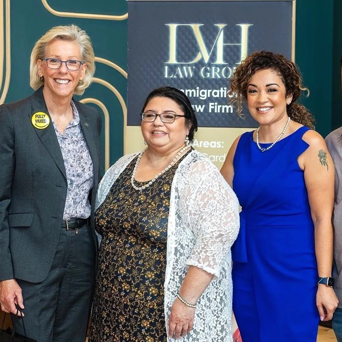 Foto de DVH con varios subjetos, incluyendo a la Presidenta sonriendo a la camara y a Daniella