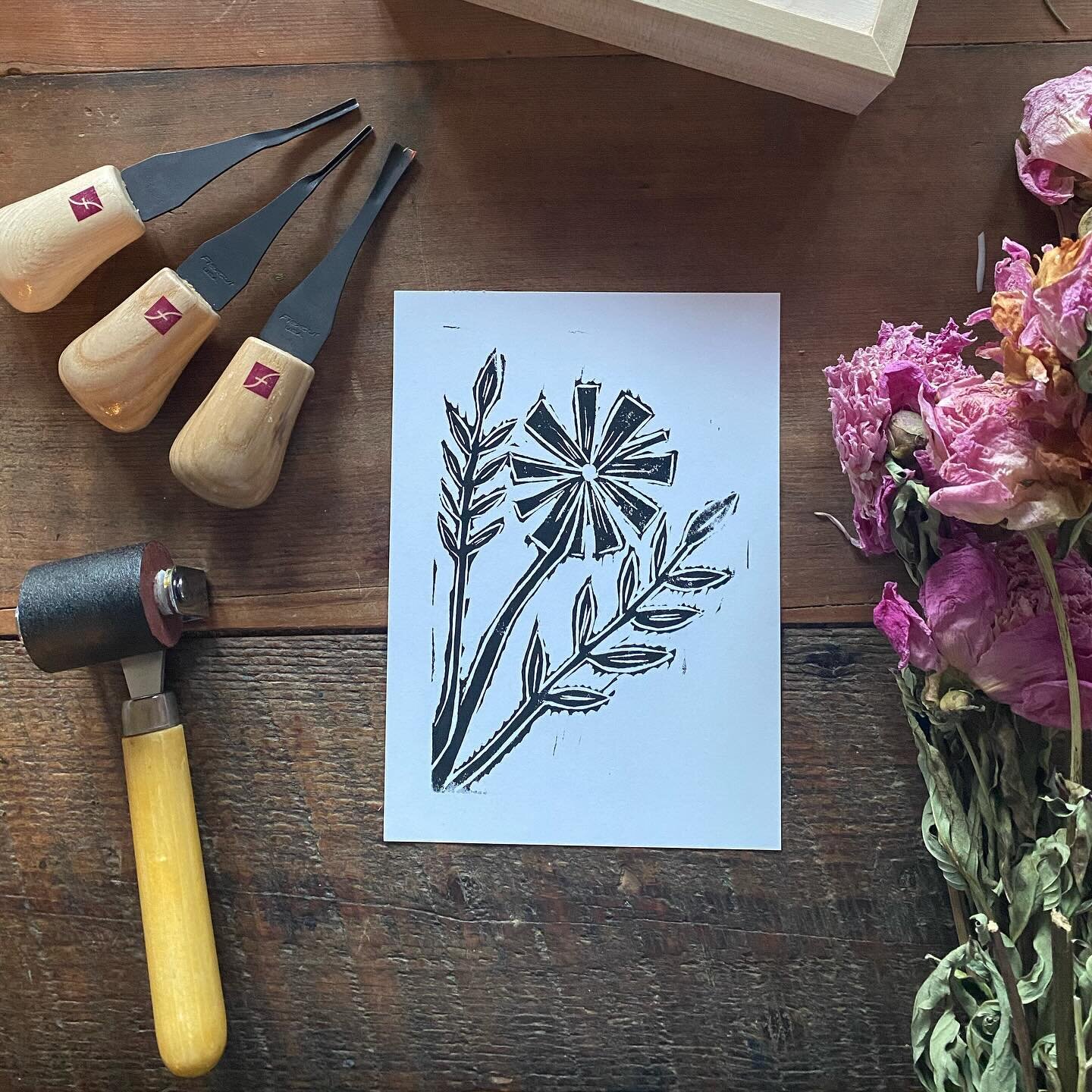 Throwback to this very flowy fun creative morning with my @ridgeandroots set 💛🪄 

#printmaking #creativeliving