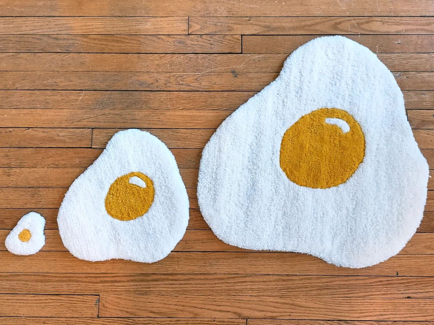 How do you like your eggs? 🐣🥚🍳

#rug #rugmaking #tuft #tufting #rugtufting #tuftinggun #tuftingart #smallbusiness #tufttheworld #tufted #rugs #art #crafts #cartoons #memeart #eggs #breakfast #foodrug #eggrug