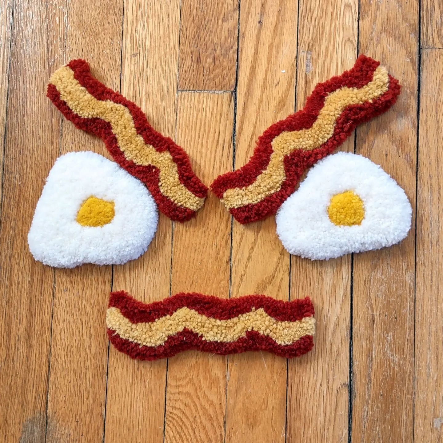 Tag yourself 😡😄😖

#rug #rugmaking #tuft #tufting #rugtufting #tuftinggun #tuftingart #smallbusiness #tufttheworld #tufted #rugs #art #crafts #cartoons #memeart #eggs #bacon #breakfast #foodrug #eggrug