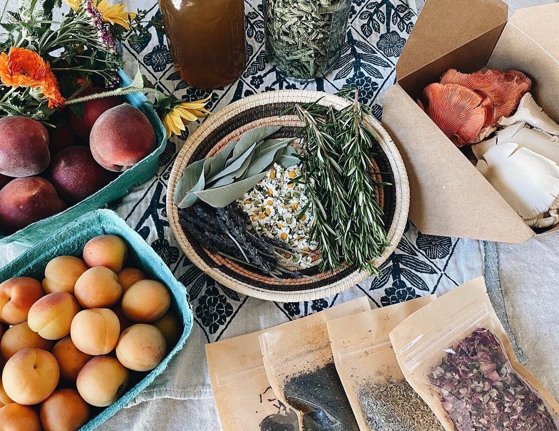 Postpartum home visit 🍃
I love when I get to gather from my garden and go to the farmers market for clients and prepare organic, local and nourishing foods.

Made sun tea and chocolate date bars, collected dried and fresh herbs and flowers for teas 