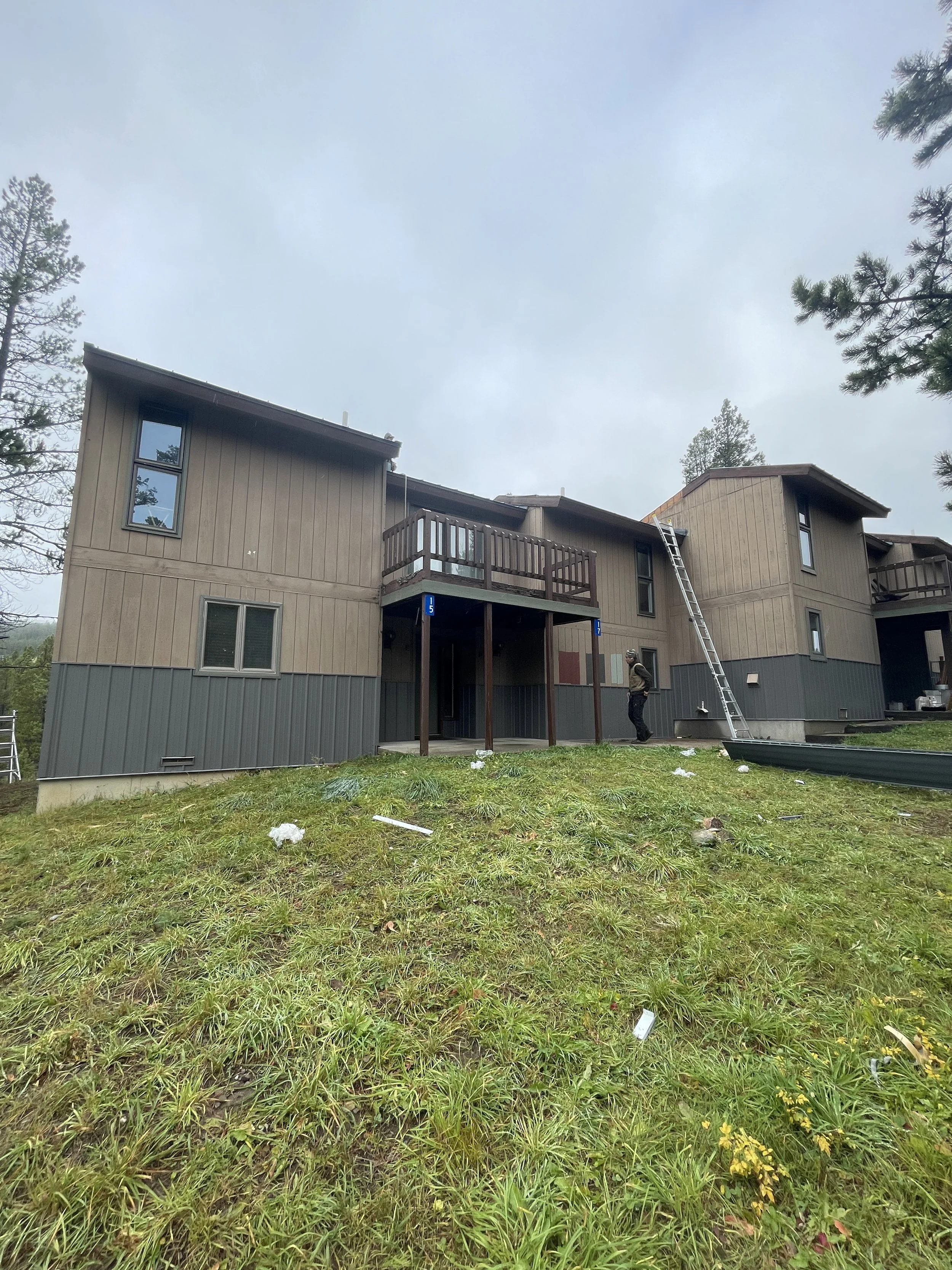 A protective ban of corrugated siding