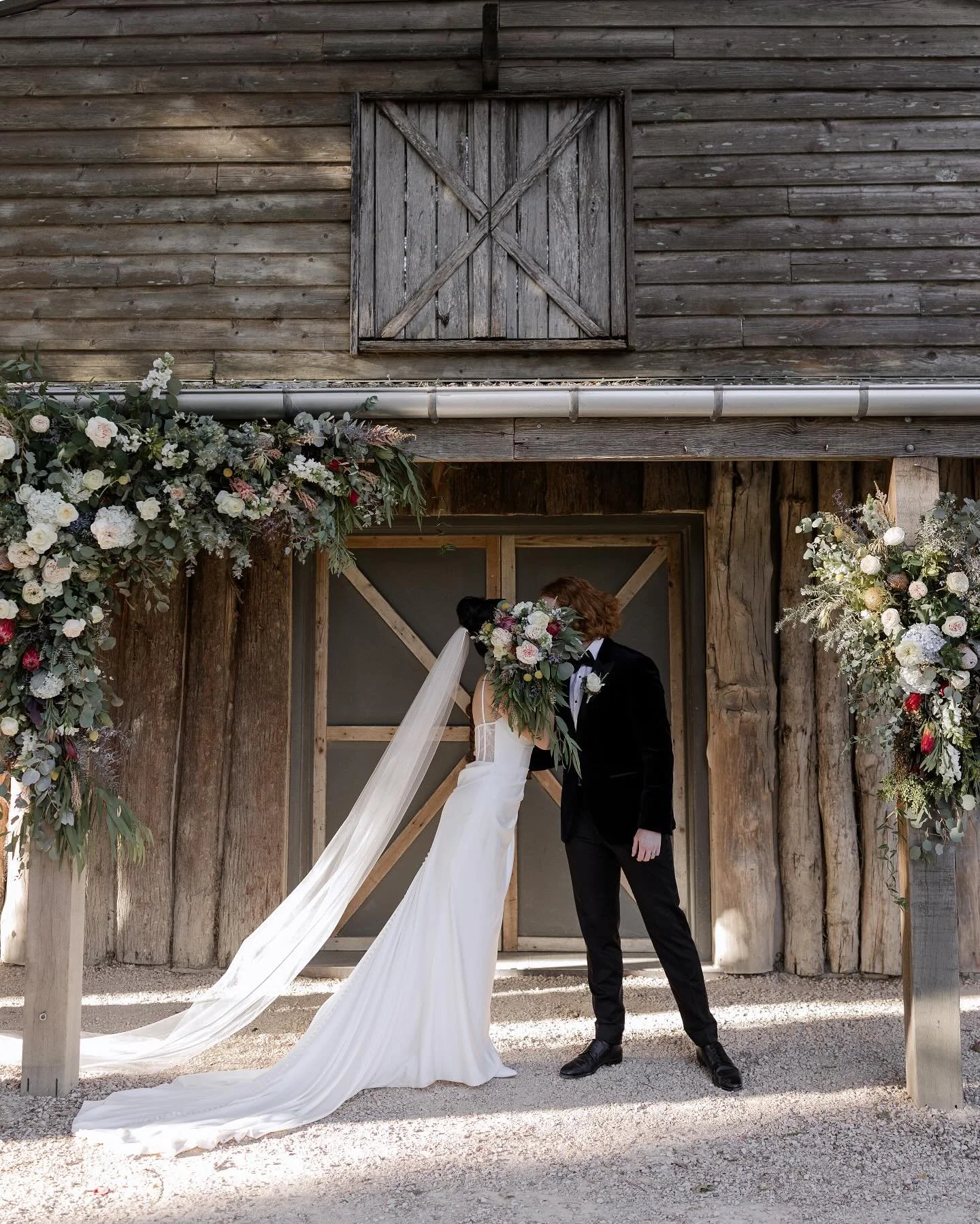 We are still obsessed with this recent set up we did for Isabelle &amp; Damon at @thefarmyarravalley 💕

Planning a wedding? Get in touch! Our books are open for 2025/2026 💍

#melbourneweddings #melbourneweddingflorist #dandenongrangesweddings #dand