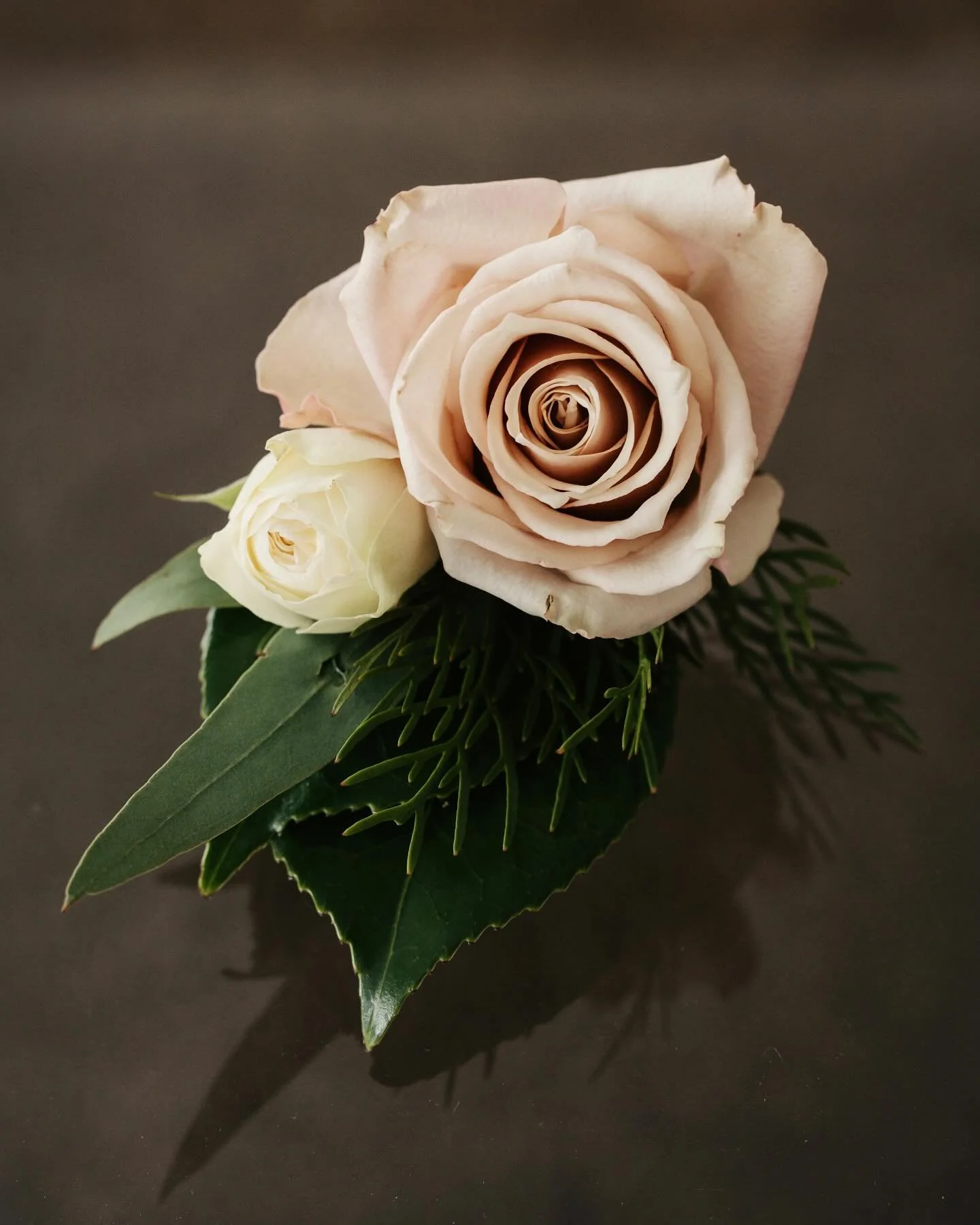 Sometimes there is so much beauty in simplicity 🌸

A beautiful buttonhole using locally grown roses for Meagan &amp; Michael&rsquo;s dreamy wedding day at @yarrarangesestate 

📷: @lemonandlimephotoau 

#melbourneweddingflorist #dandenongrangesweddi
