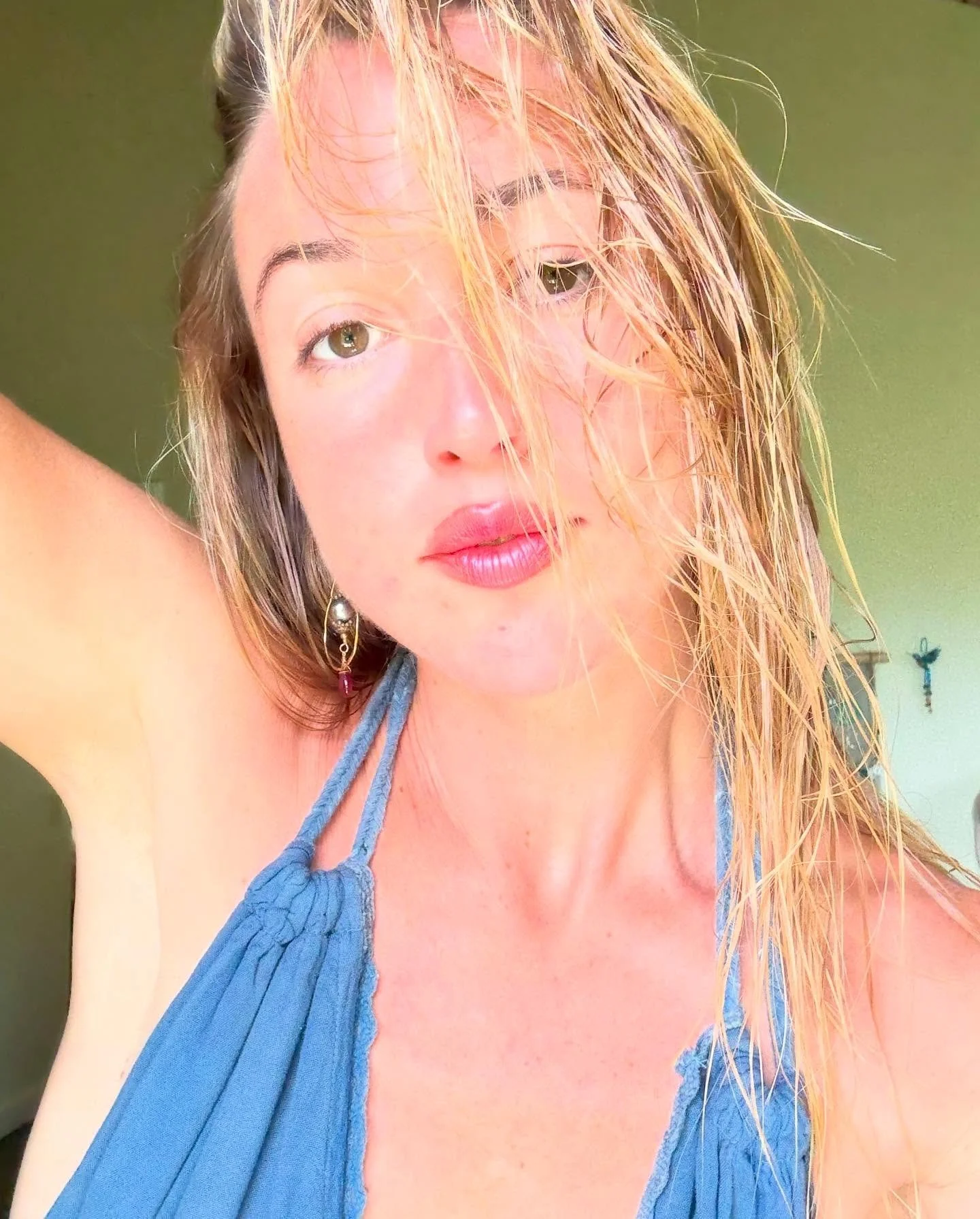 Messy hair don&rsquo;t care
In a world of fake, be yourself ☮️🕊️

Btw, almost 7 months of no makeup (except my vixen lip color by @serpentspiral) and I&rsquo;m finally beginning to figure out what my skin has been telling me.

Sometimes less is much