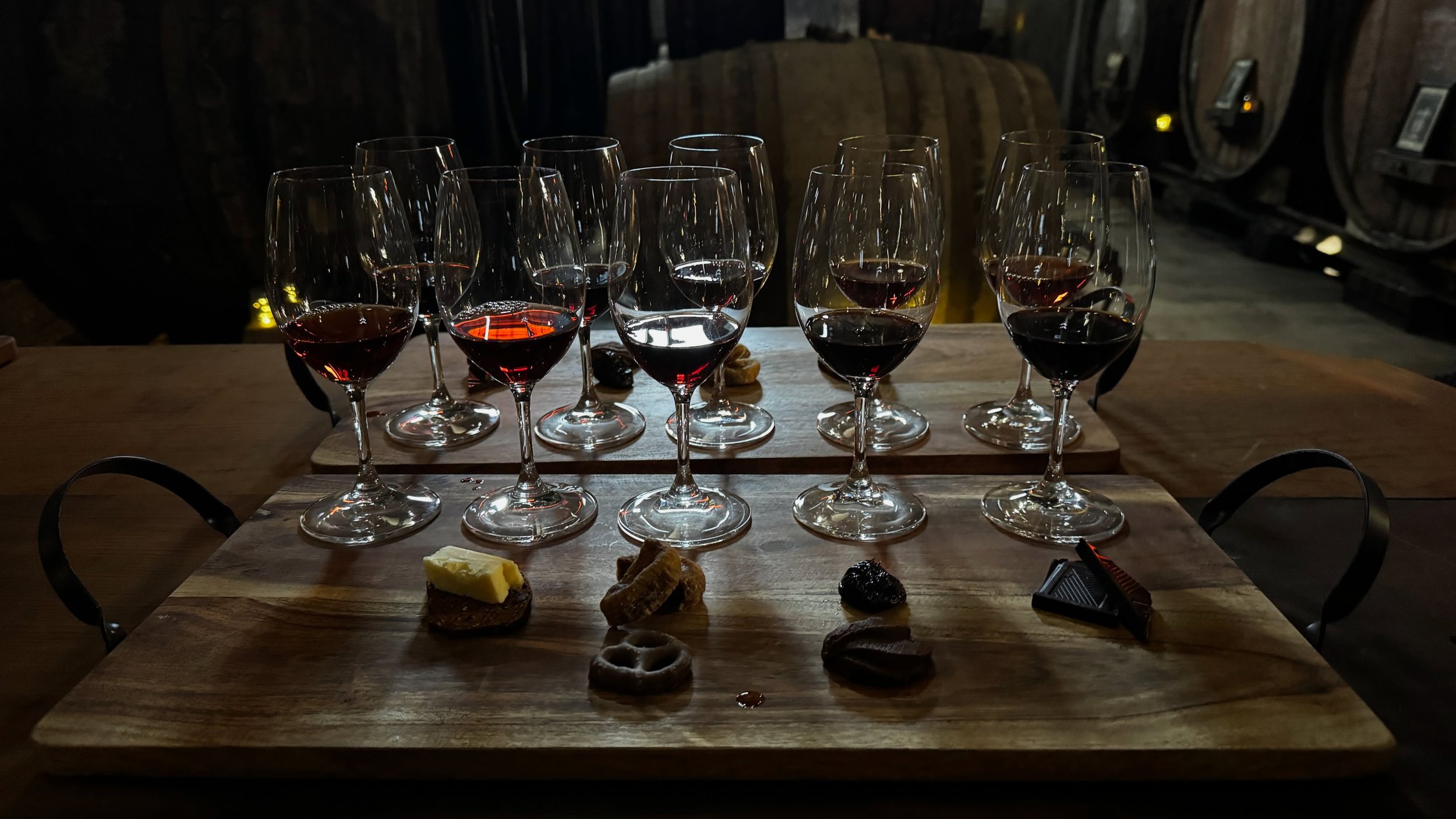 The Essence of Muscat at @chambersrosewoodvineyards Day One. Sharing generations of winemaking knowledge and the amazing age old solera process.
@chambers1722 Stephen Chambers leads you on a journey of learning and discovery 🍷🧀
Dark Side of Wine 20